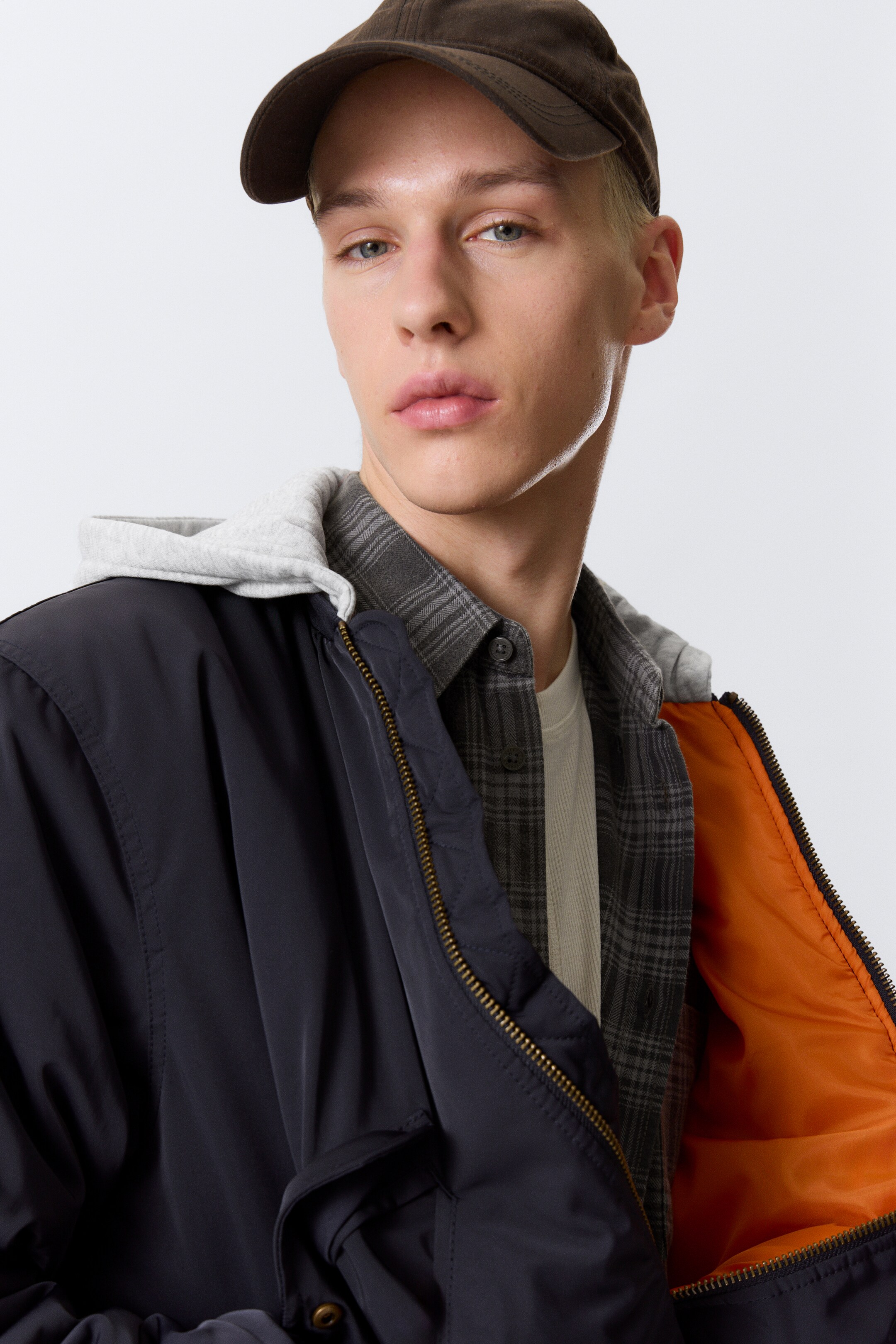 Vezi imaginea mai mare: Geacă bomber lejeră cu glugă - Bleumarin închis - BĂRBAŢI | H&M RO 5