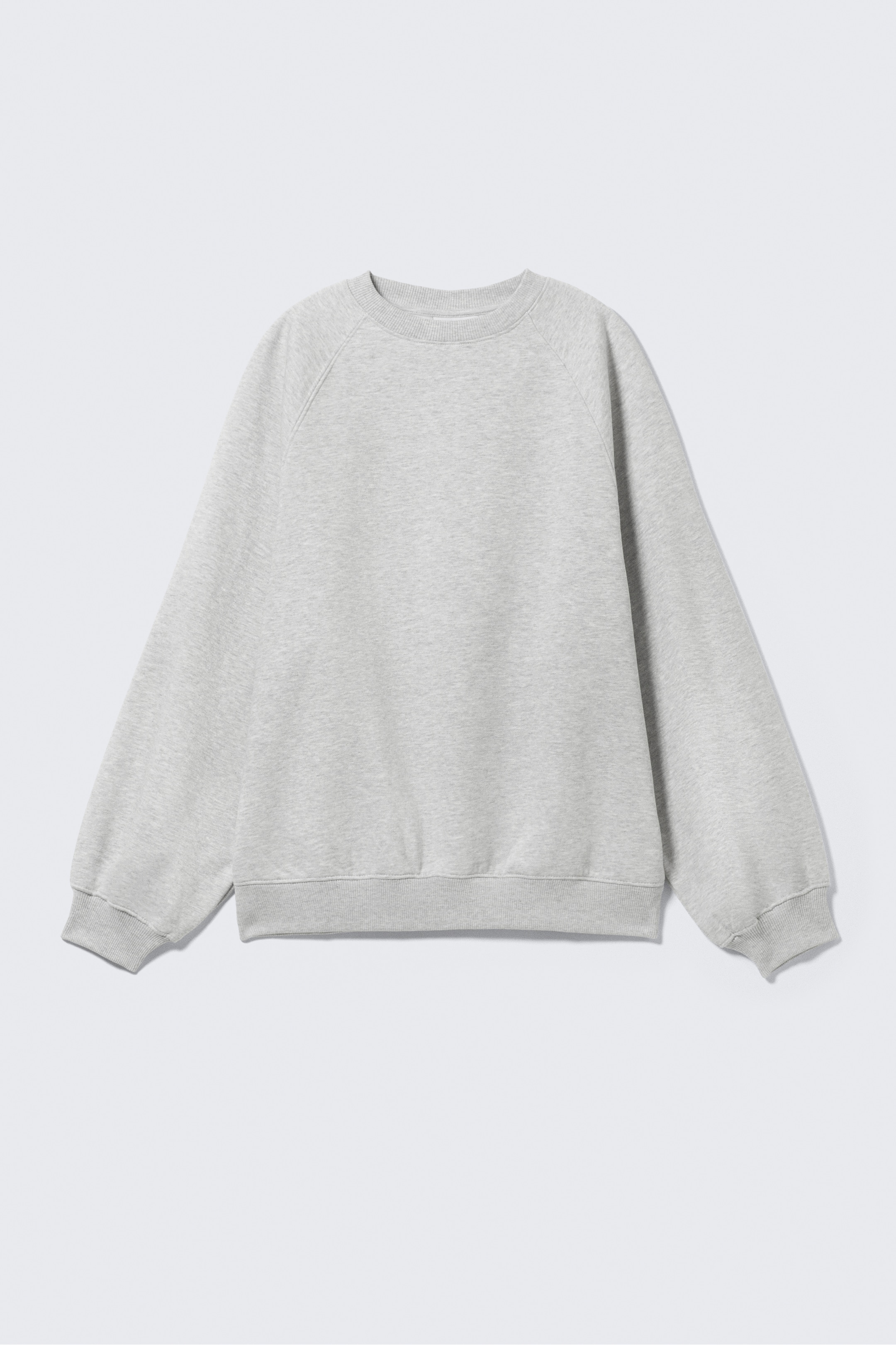 Grösseres Bild ansehen: Ein grauer, locker sitzender Pullover wird von vorne gezeigt, mit einem gerippten Rundhalsausschnitt, geräumigen Raglanärmeln und gerippten Bündchen und Saum. Sein Gesamtdesign sorgt für eine bauschige Silhouette.