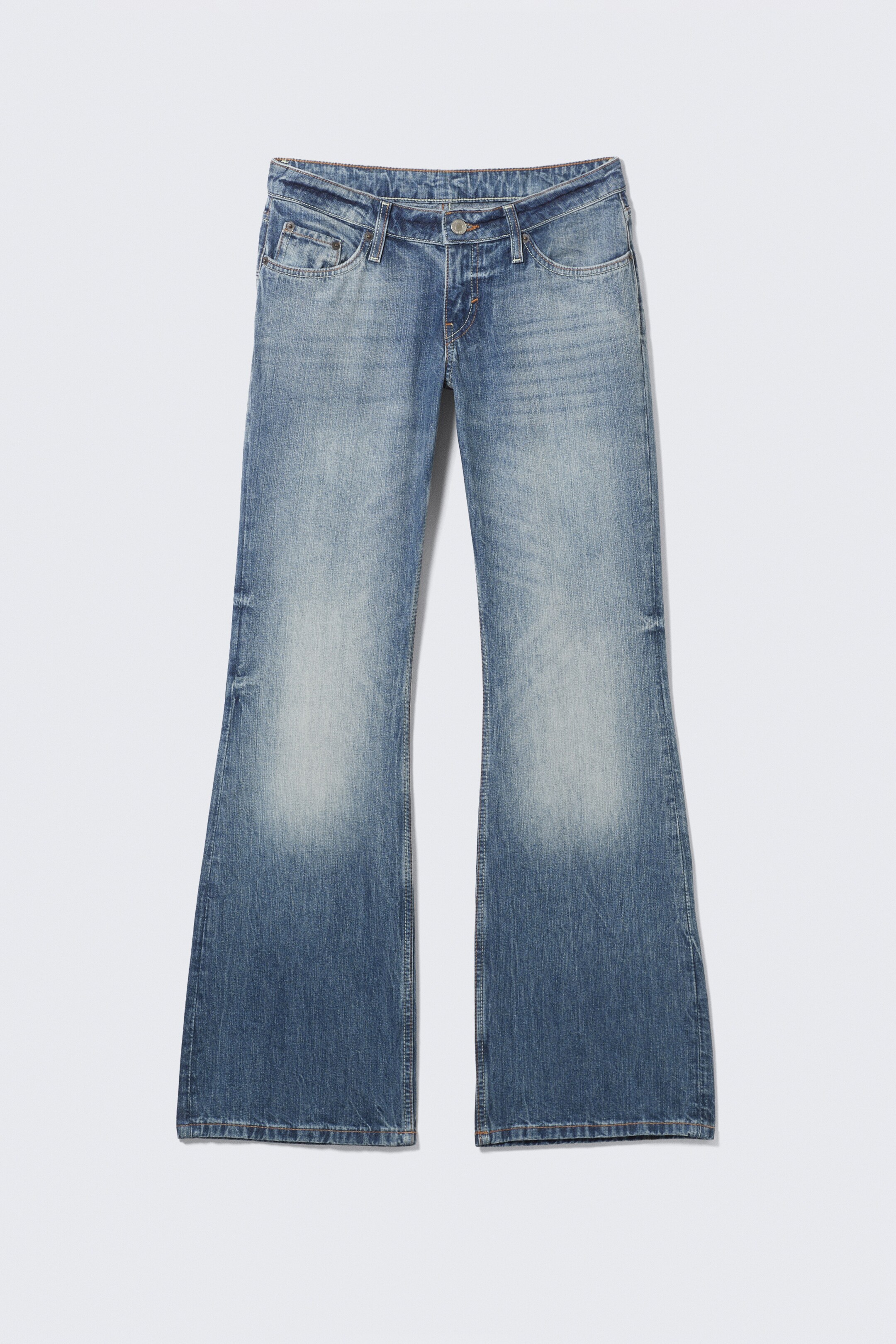 Grotere afbeelding bekijken: Een paar laaghangende jeans wordt gepresenteerd aan de VOORKANT, met een slanke pasvorm door de dij en een bootcut pijp. De jeans vertoont een lichtblauwe gestreepte denimwassing met vervaagde gebieden op de dijen en knieën, en zijn ontworpen met een klassieke 5-pocketstijl en een ritssluiting.
