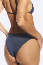 Dunkelblau - Bikinihöschen mit tiefem Ausschnitt - 3