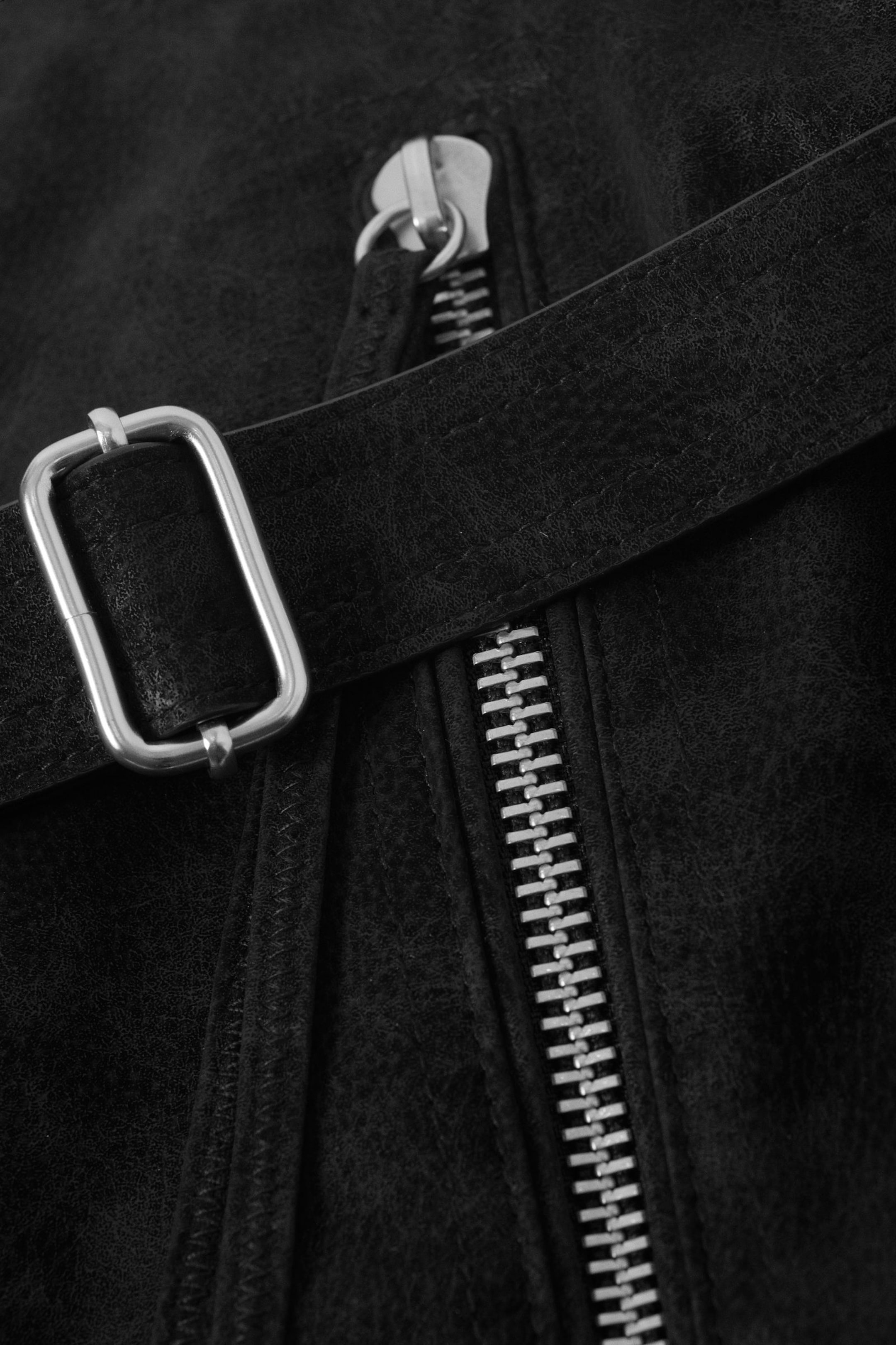 Black - Medium Zip Shoulder Bag - 3