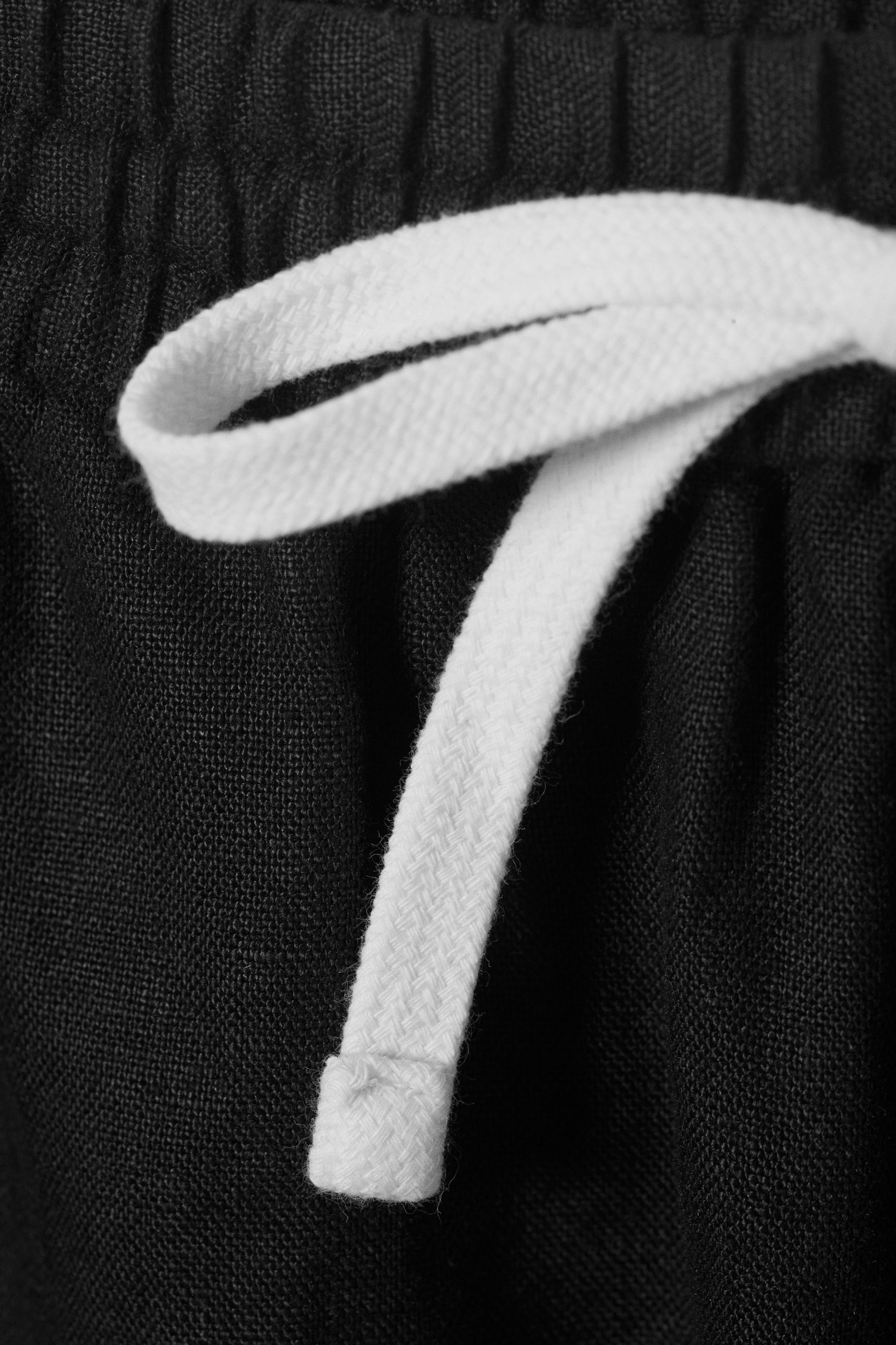Schwarz - Locker geschnittene Leinenshorts mit Kordelzug - 2