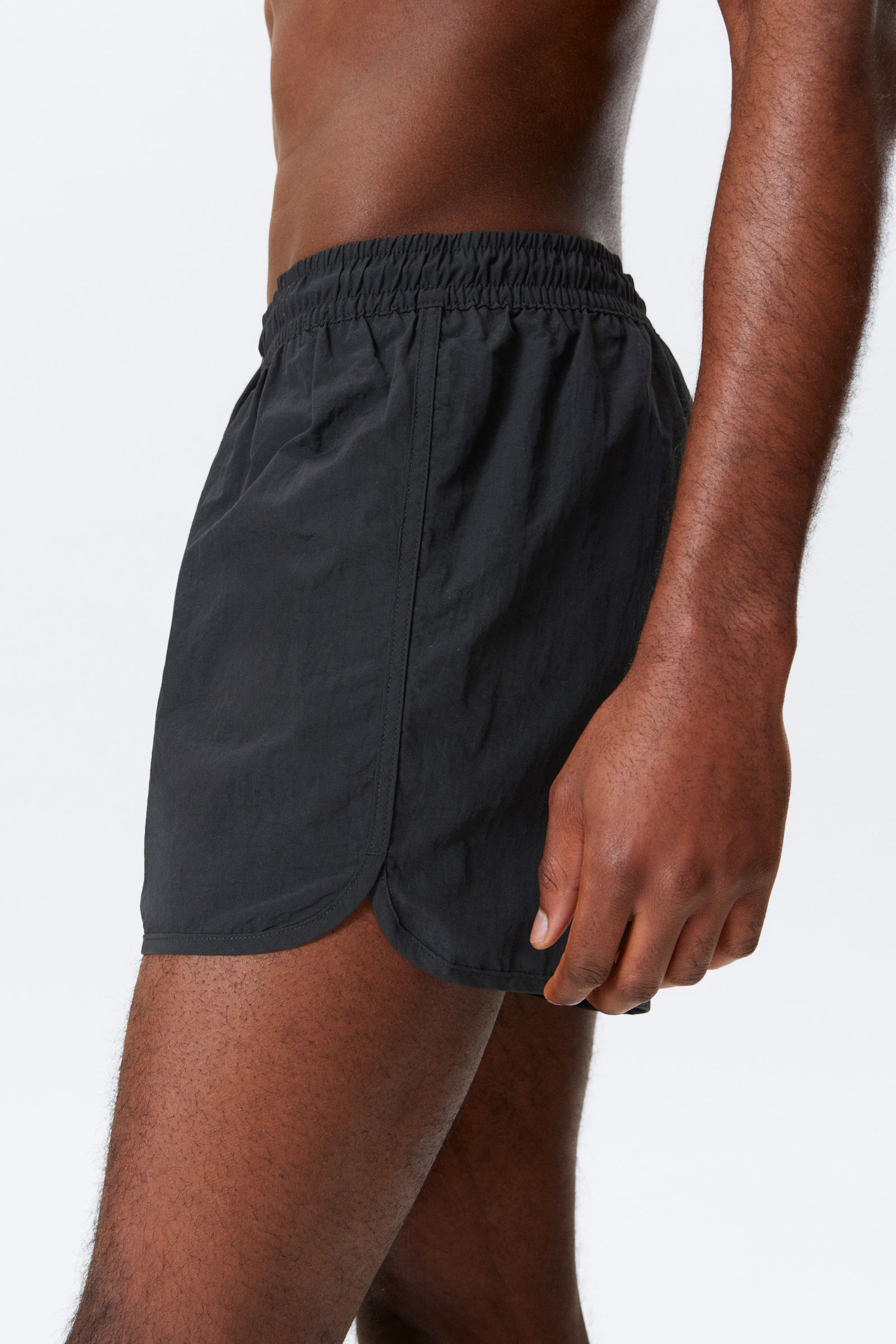 Schwarz - Strukturierte, mittellange Badeshorts - 2