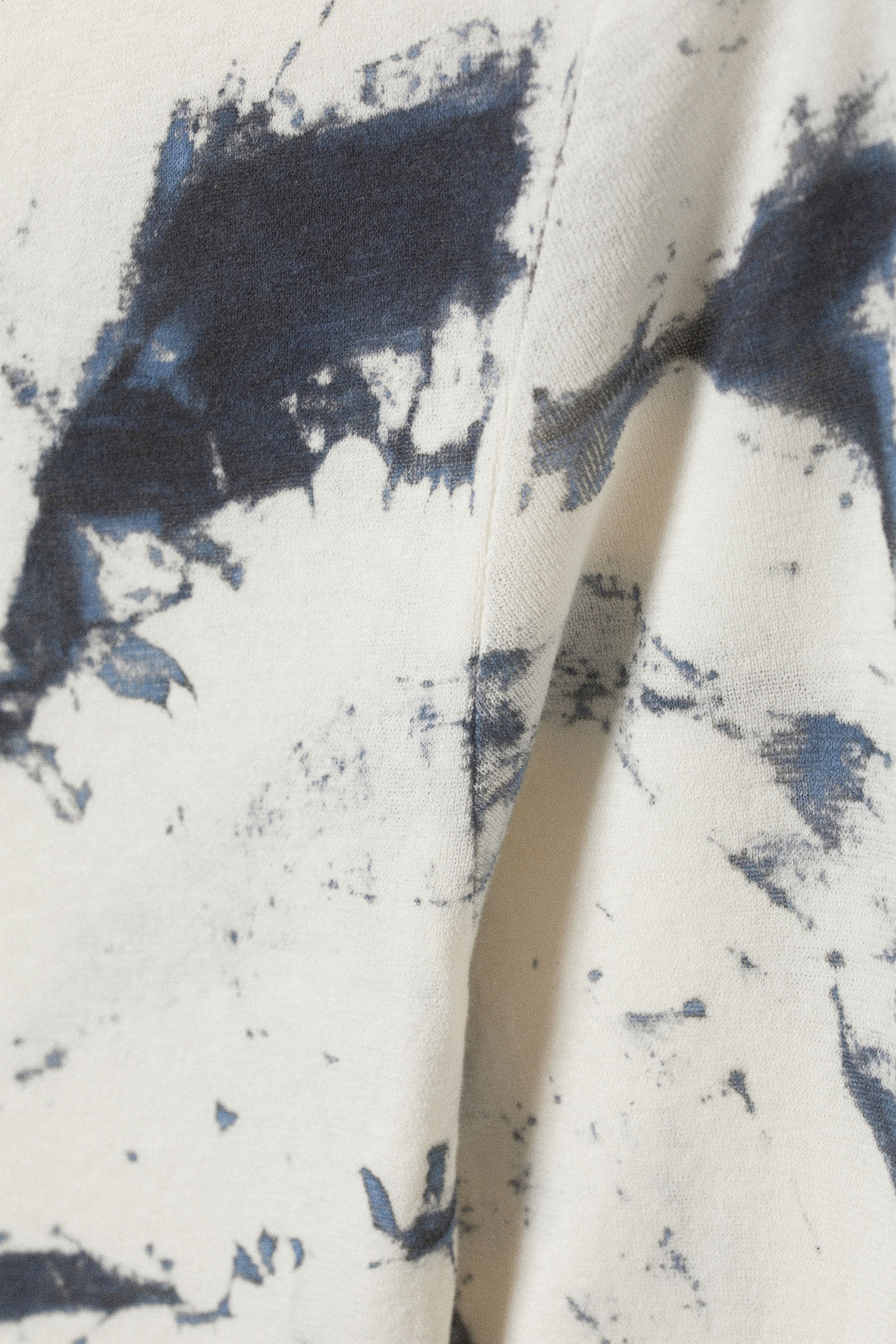 White Tie-Dye - Bedrucktes Langarm-Top mit U-Boot-Ausschnitt - 2