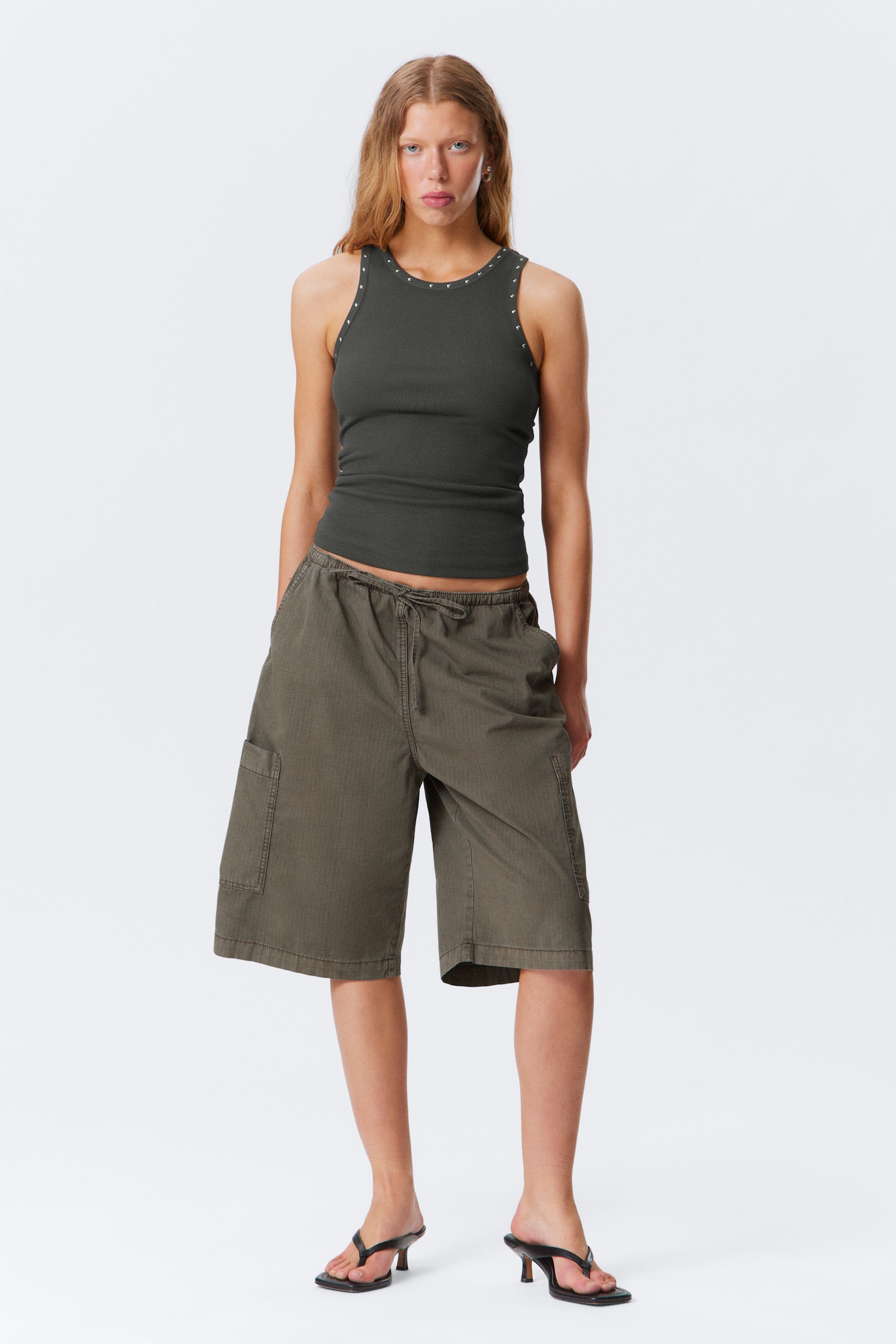 Top de tirantes con detalles de tachuelas - Gris oscuro - Tachuelas - 3