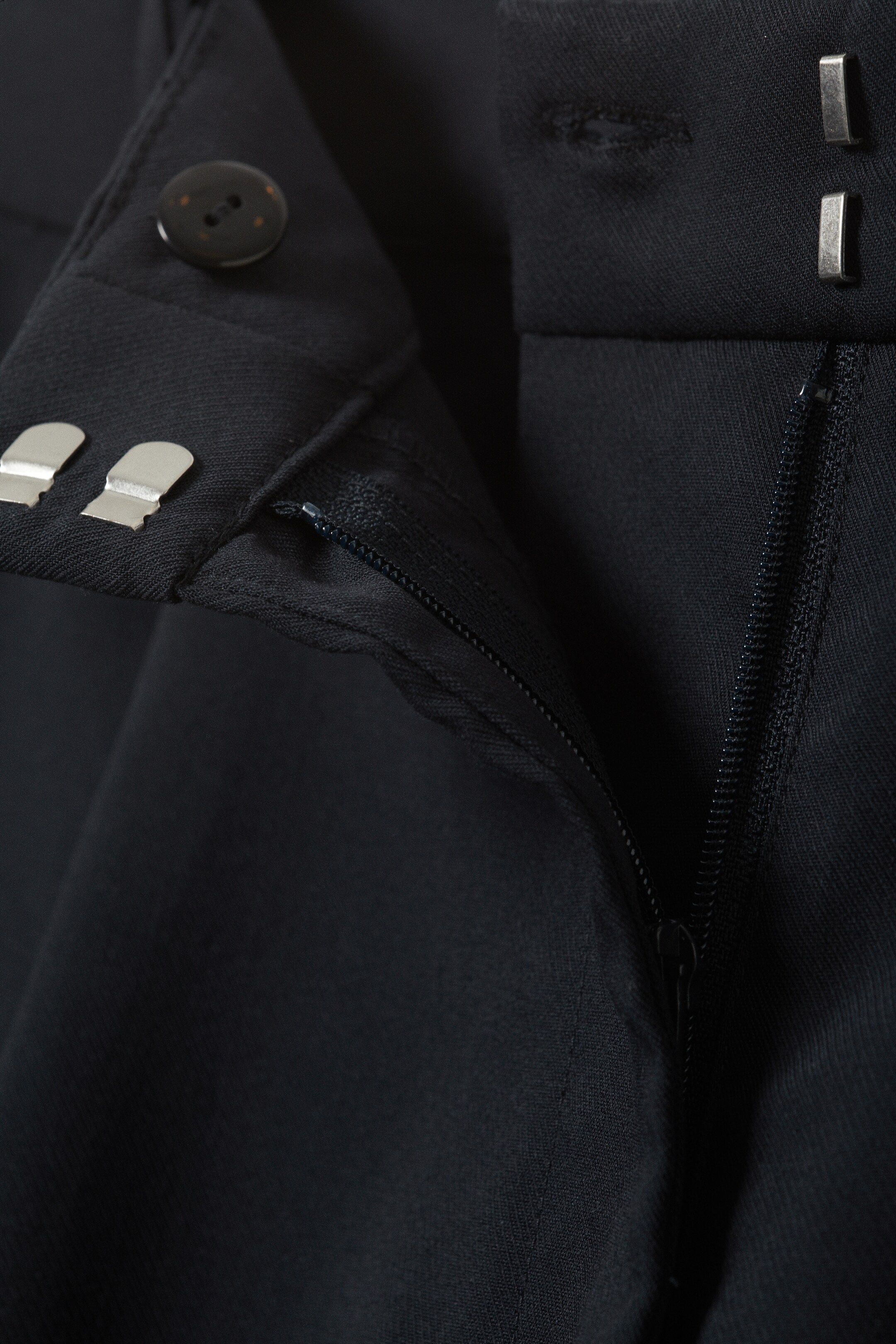 Ingrandisci l'immagine: Low Waist Wide Suiting Trousers - Dark Blue - DONNA | H&M CH 2