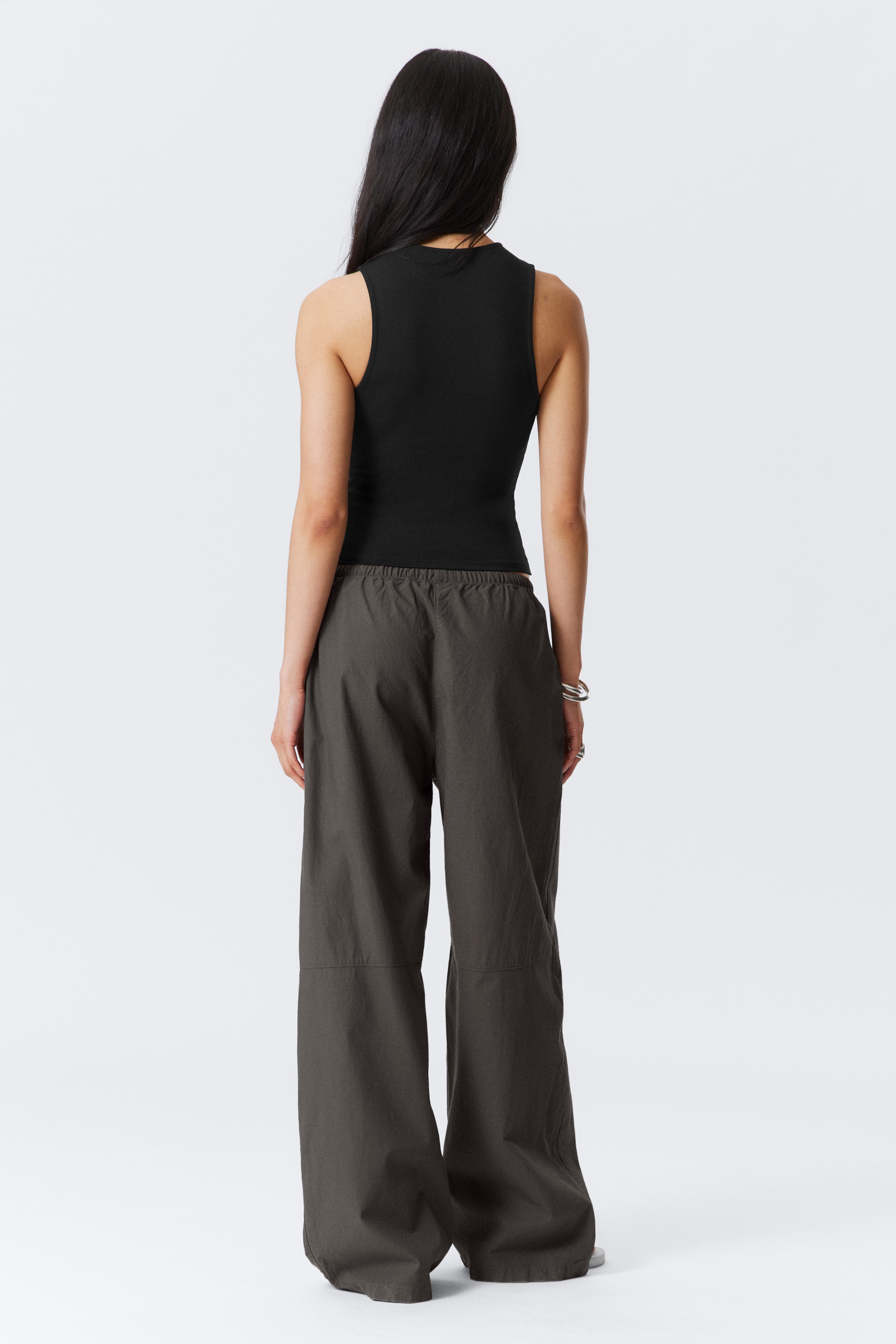 Größeres Bild ansehen: Schmal geschnittenes, ärmelloses Zip-Top - Schwarz - Ladies | H&M DE 4