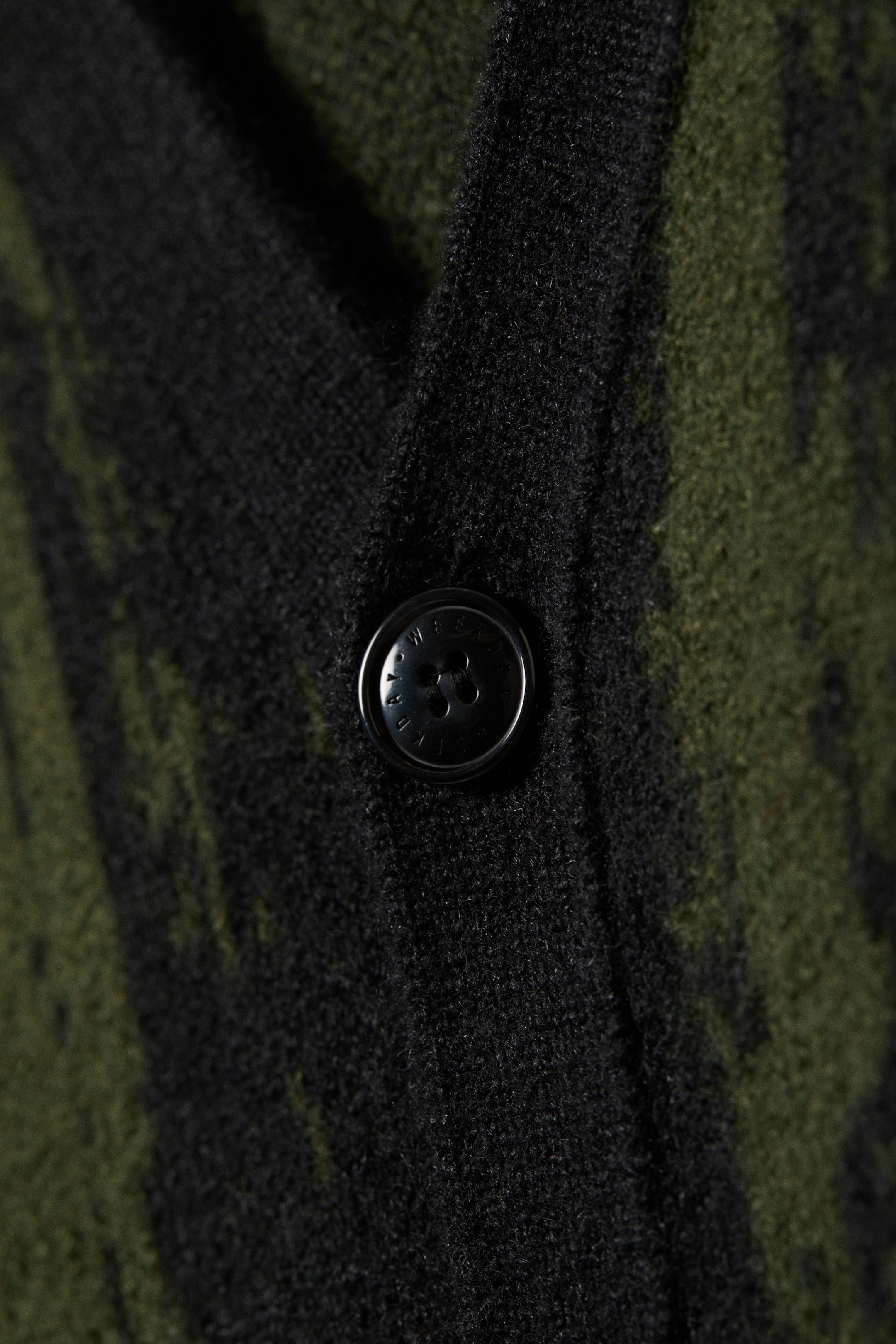 Schwarz/Dunkles Khakigrün - Boxy Strick-Cardigan mit Grafikprint - 5