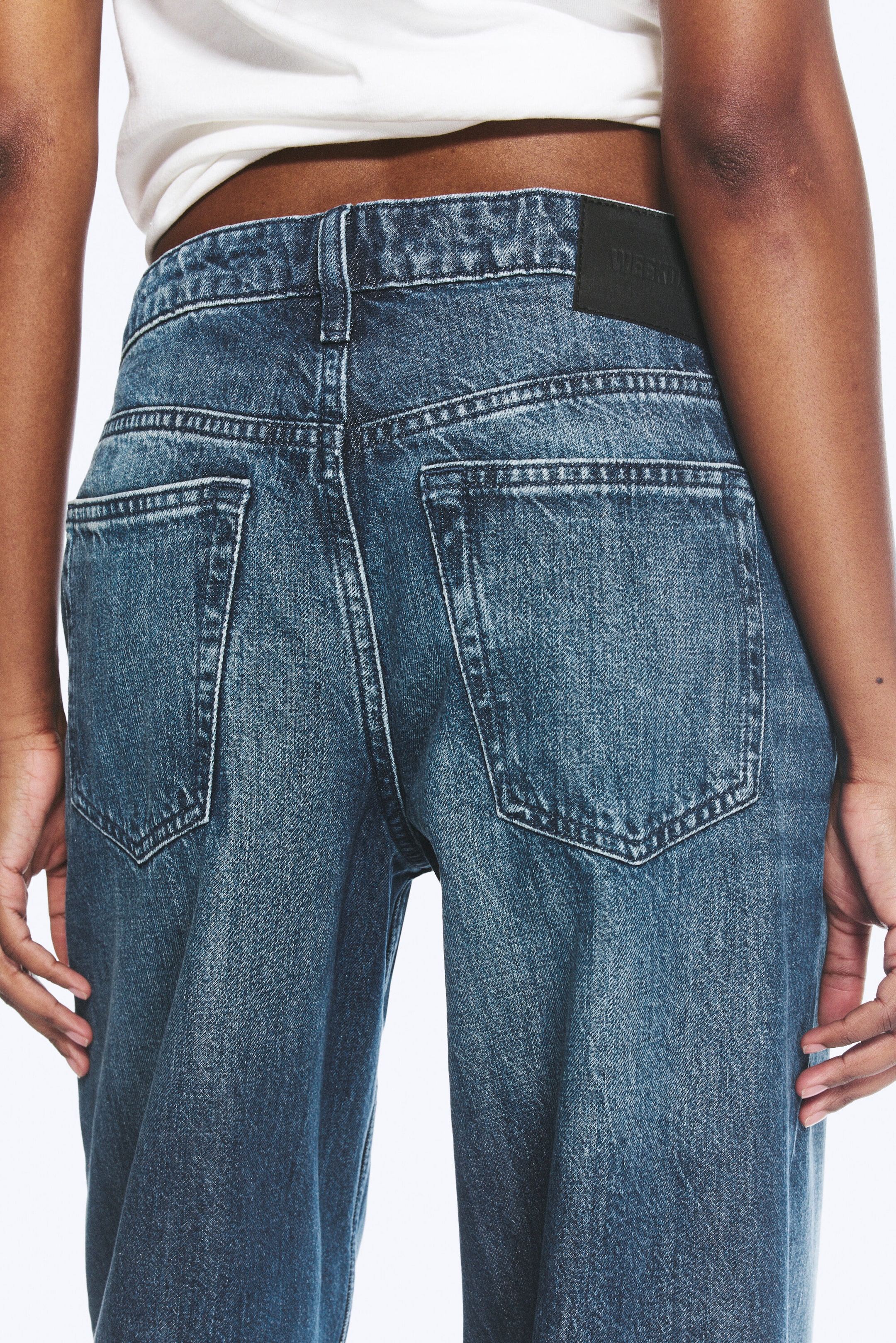 Sailor Blue – middels blå - Ample jeans med lavt liv, vide ben og løs passform - 4
