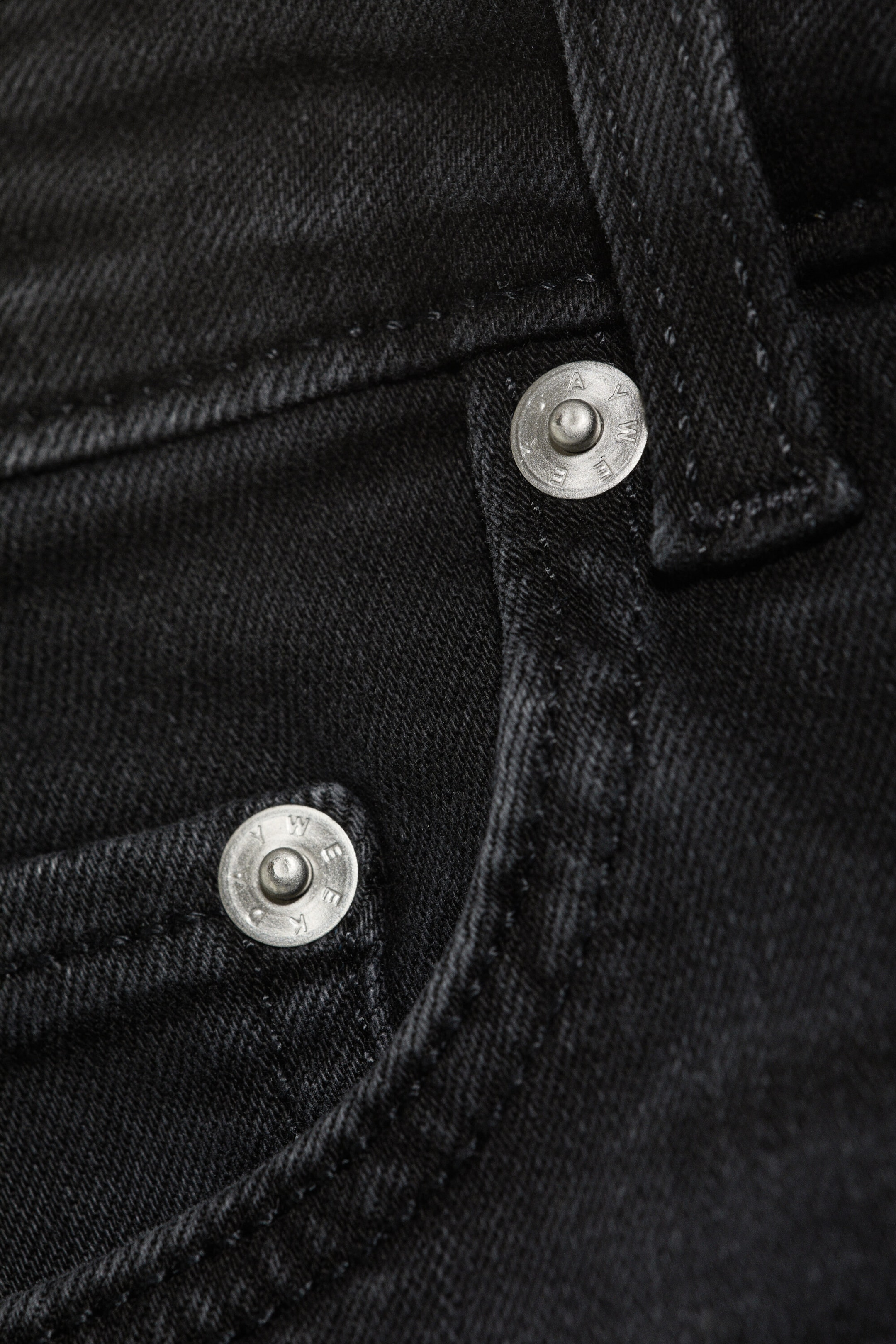Rope Black – svart - AVA JEANS MED LAVT LIV, SMAL PASSFORM OG UTSVING - 6