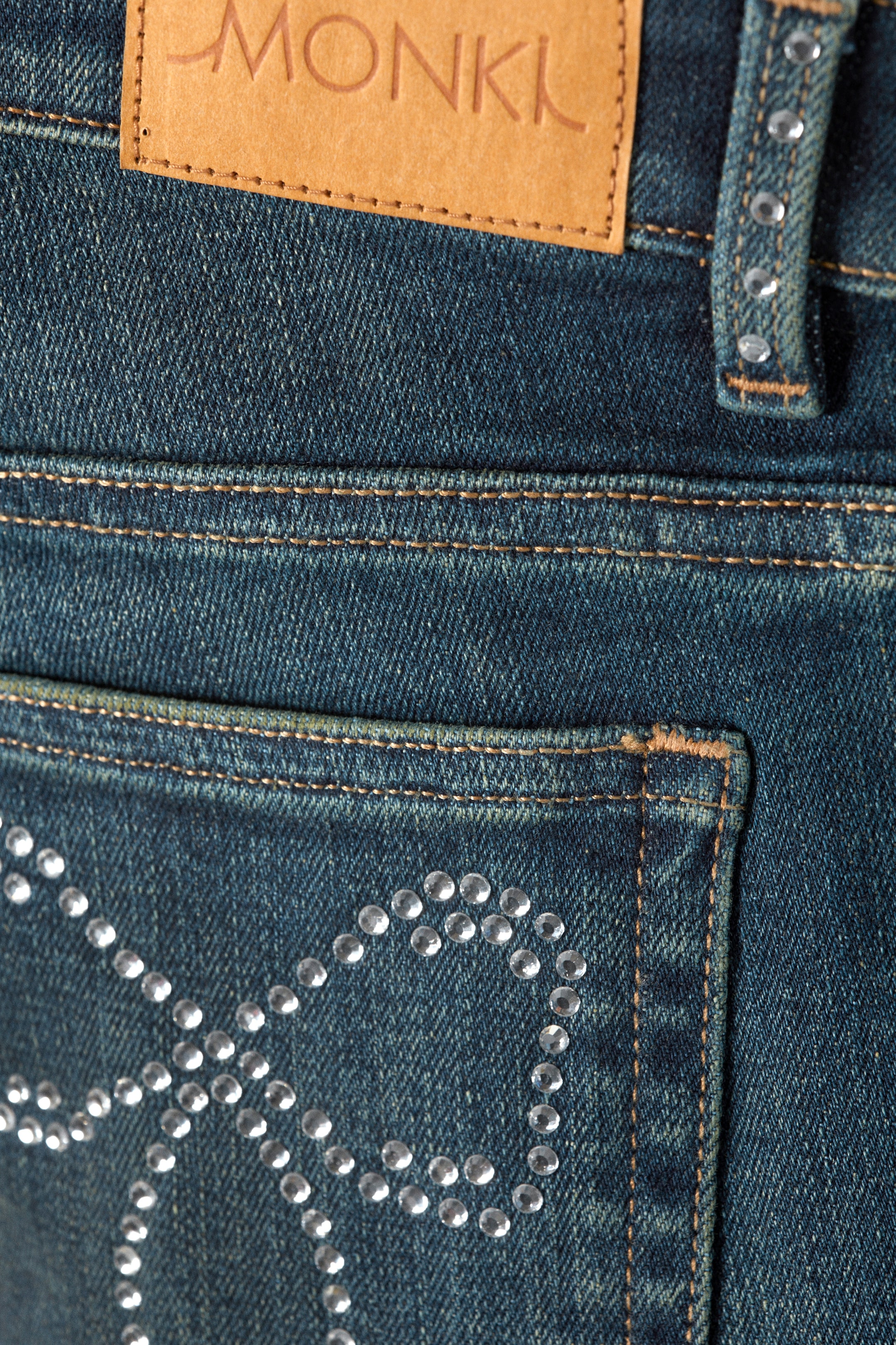 Größeres Bild anzeigen: Katsumi Embellished Low Rise Slim Flared Leg Jeans - Embellished Blue - Dunkelblau - Ladies | H&M AT 7