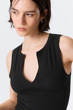 Schwarz - Schmales, ärmelloses Top mit V-Ausschnitt - 1