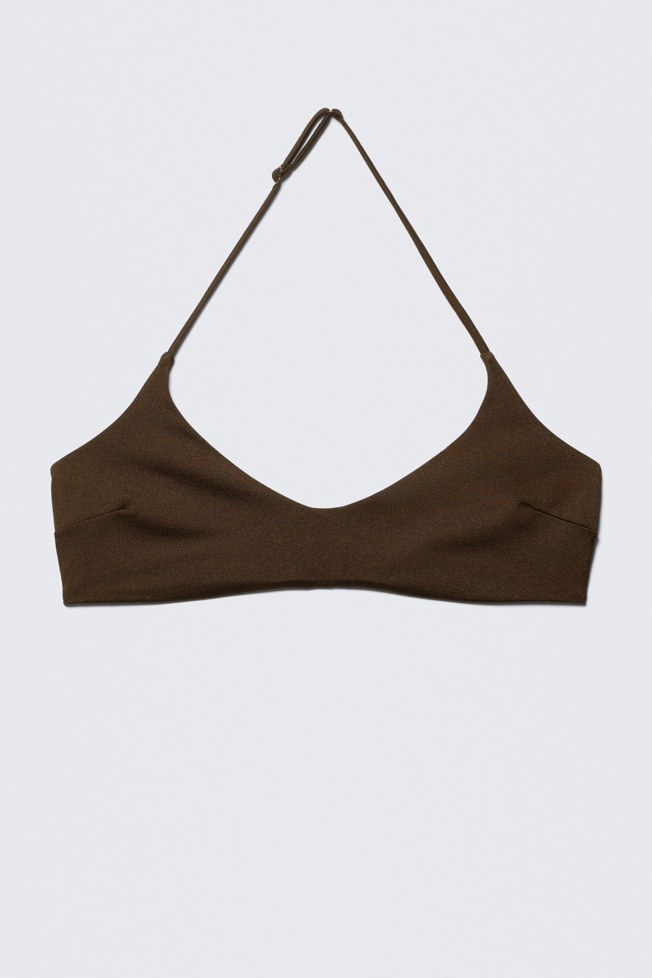 Visualizza l'immagine ingrandita: Un top a reggiseno marrone scuro è presentato frontalmente, caratterizzato da coppe triangolari con una profonda scollatura a V. Sottili spalline regolabili a halter si estendono dalle coppe, e una fascia larga forma la base del top.