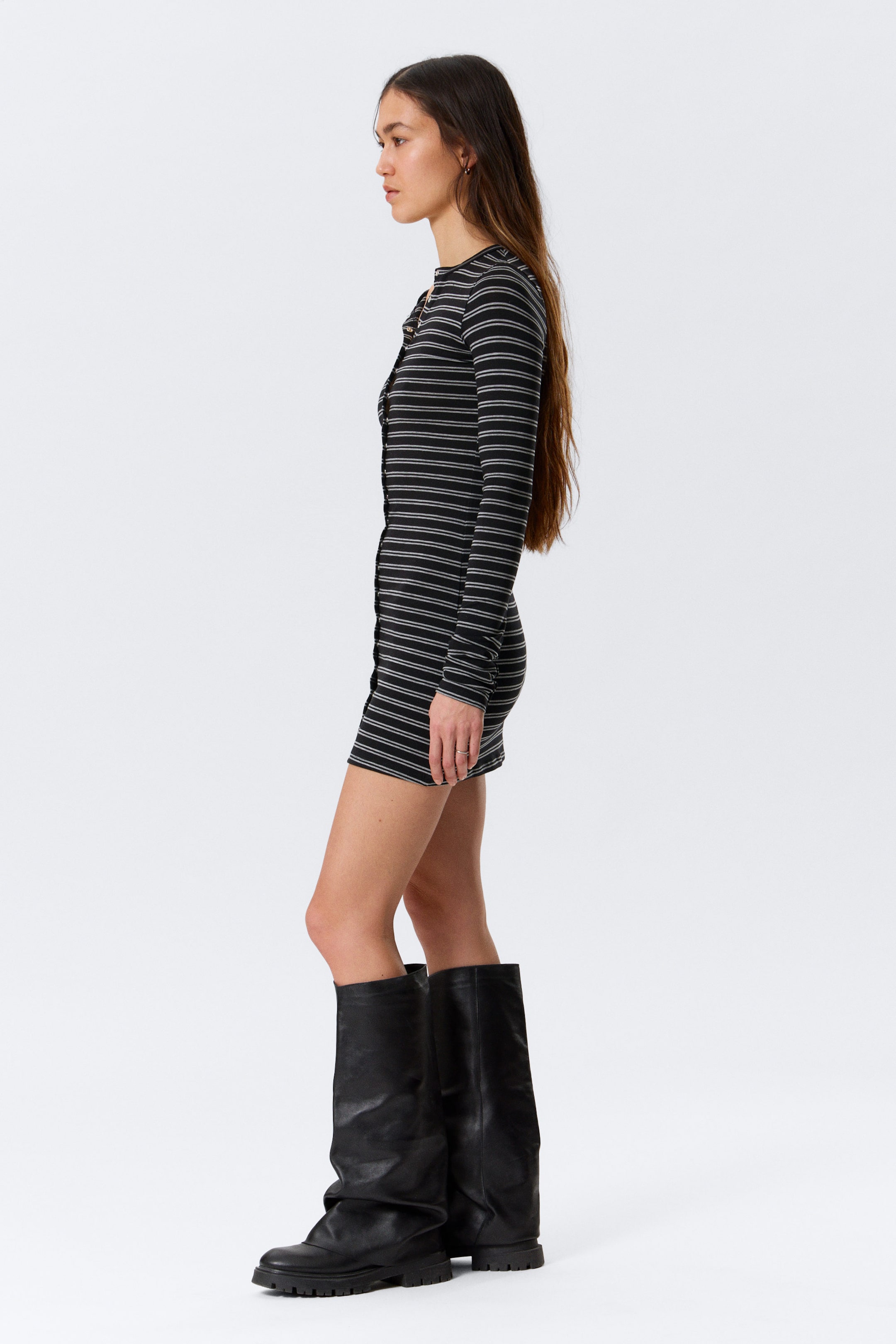 Schwarz mit Streifen - Langärmeliges Minikleid mit Druckknöpfen - 2