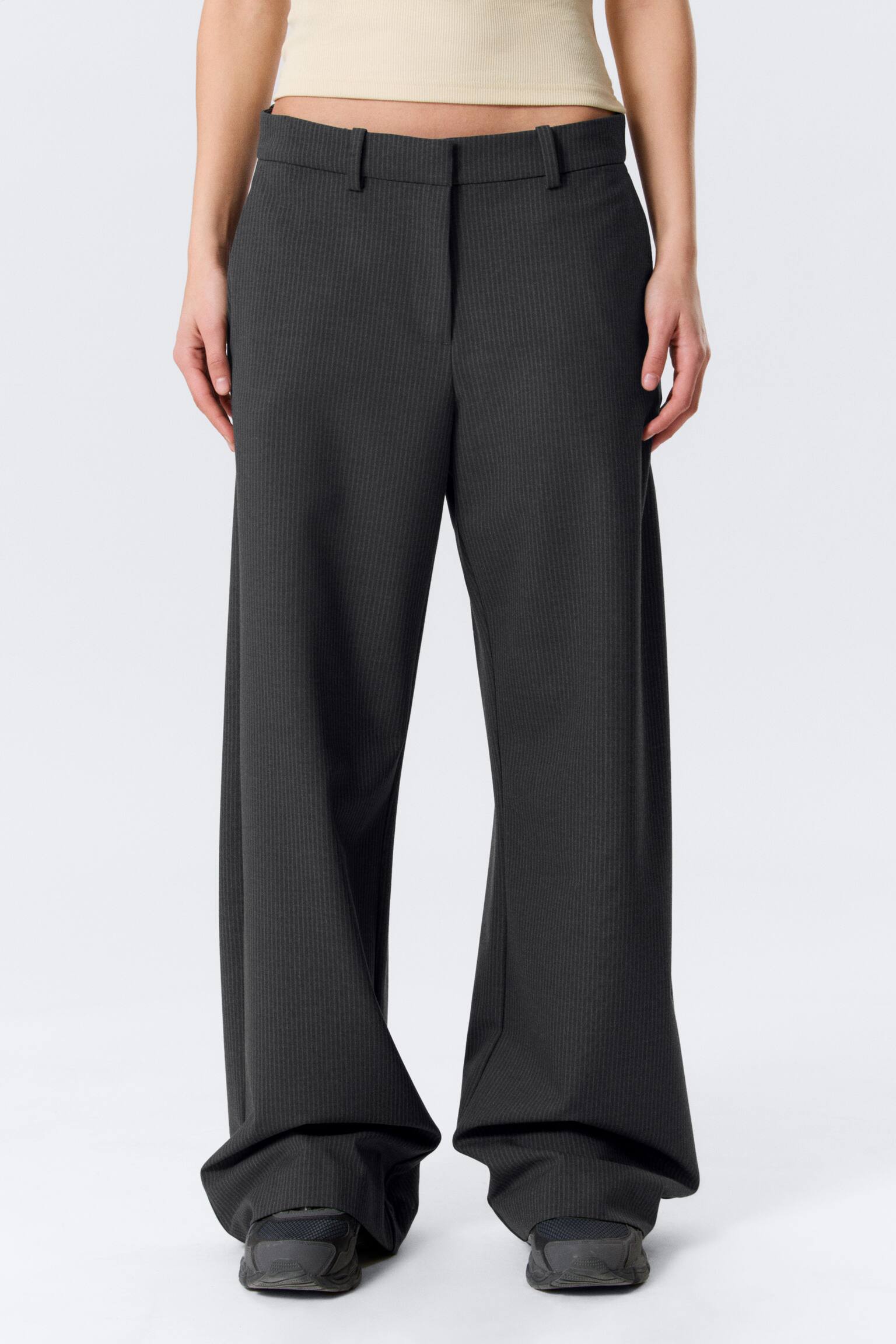 Pantaloni loose in tessuto per abiti a vita bassa-Motivo gessato grigio scuro - 4