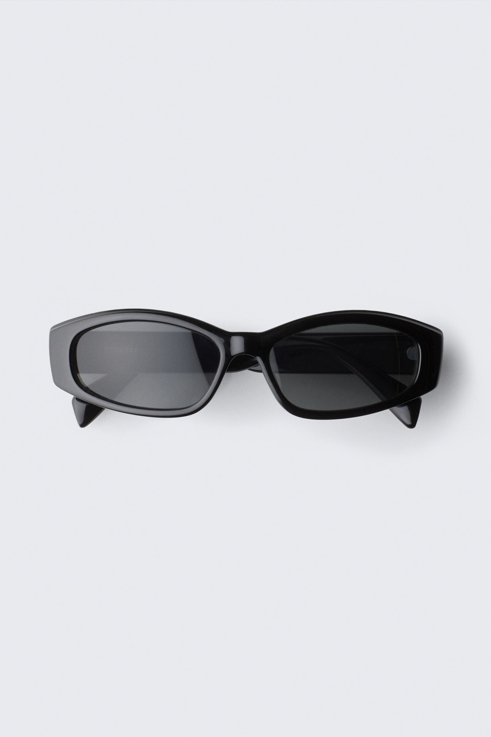 【WEEKDAY】新作♪ SLIDE SUNGLASSES【関税送料込】 slide curved frame unisex sunglasses - Black | Weekday WW
