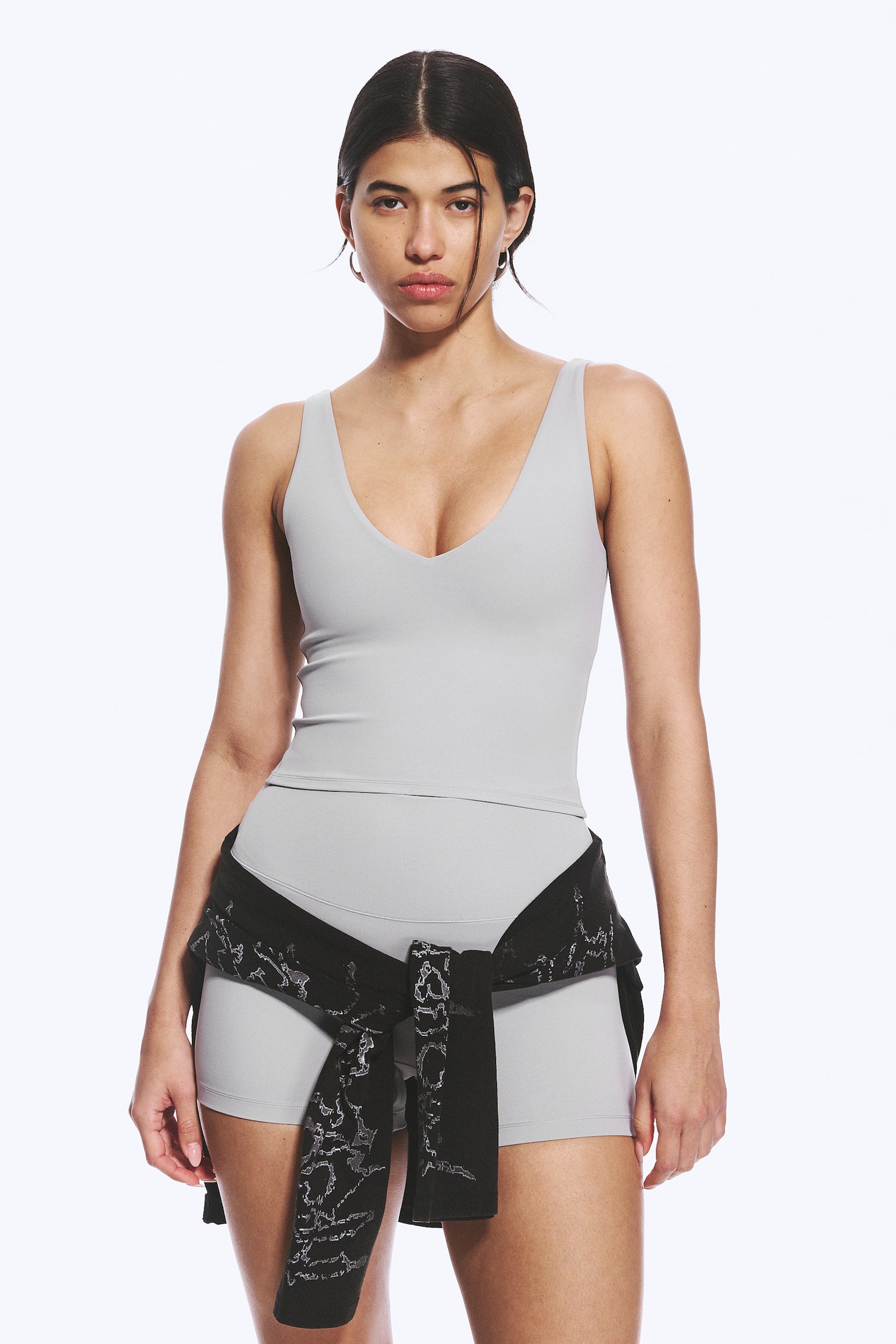 Kurzes Sporttop mit tiefem Ausschnitt - Grau/Weiß/Schwarz - 1