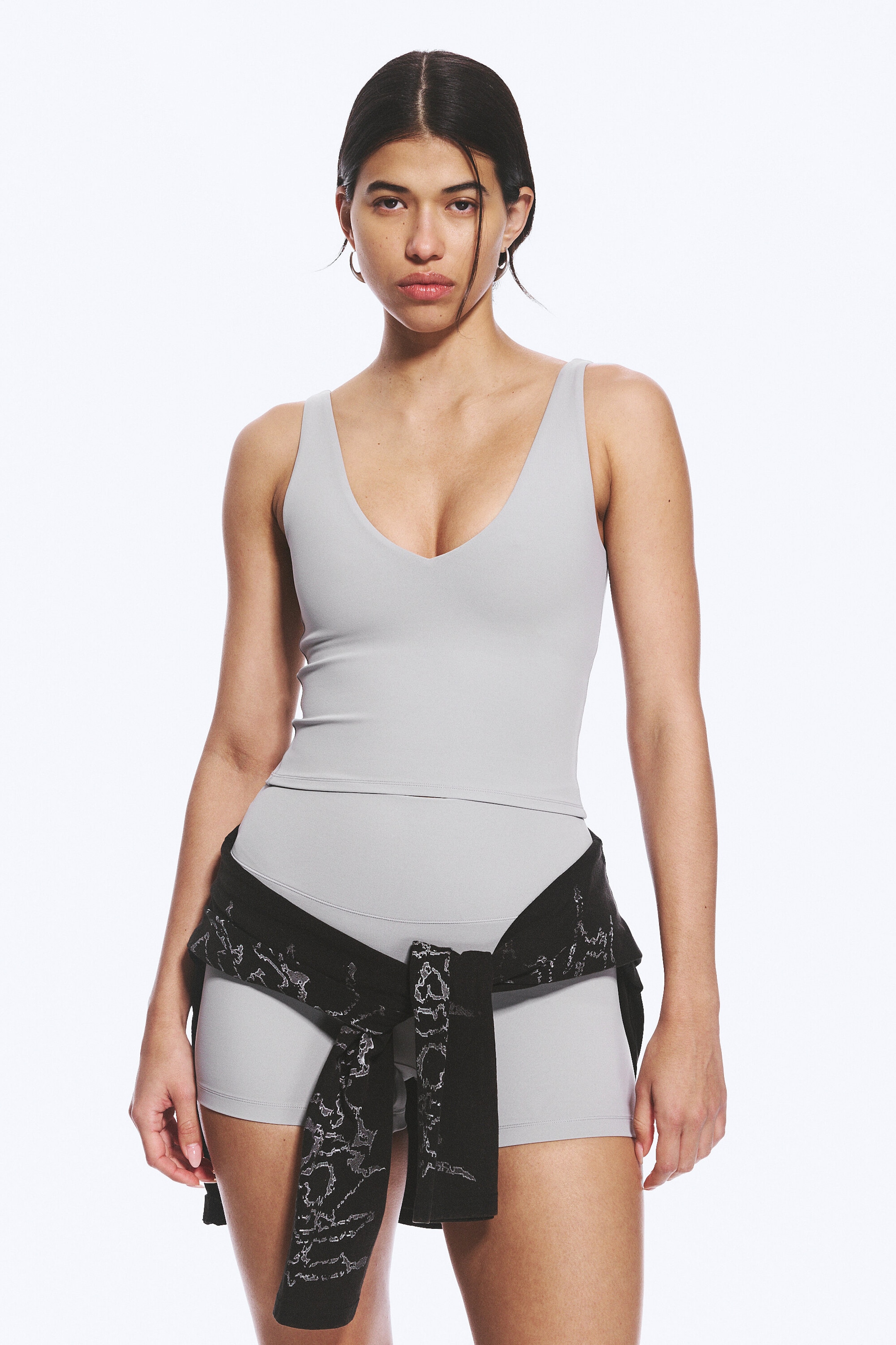 Grau - Kurzes Sporttop mit tiefem Ausschnitt - 1