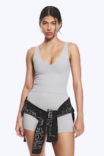 Grau - Kurzes Sporttop mit tiefem Ausschnitt - 0