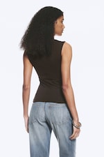 Mörkbrun - Figurnära V-ringad ärmlös topp - 3