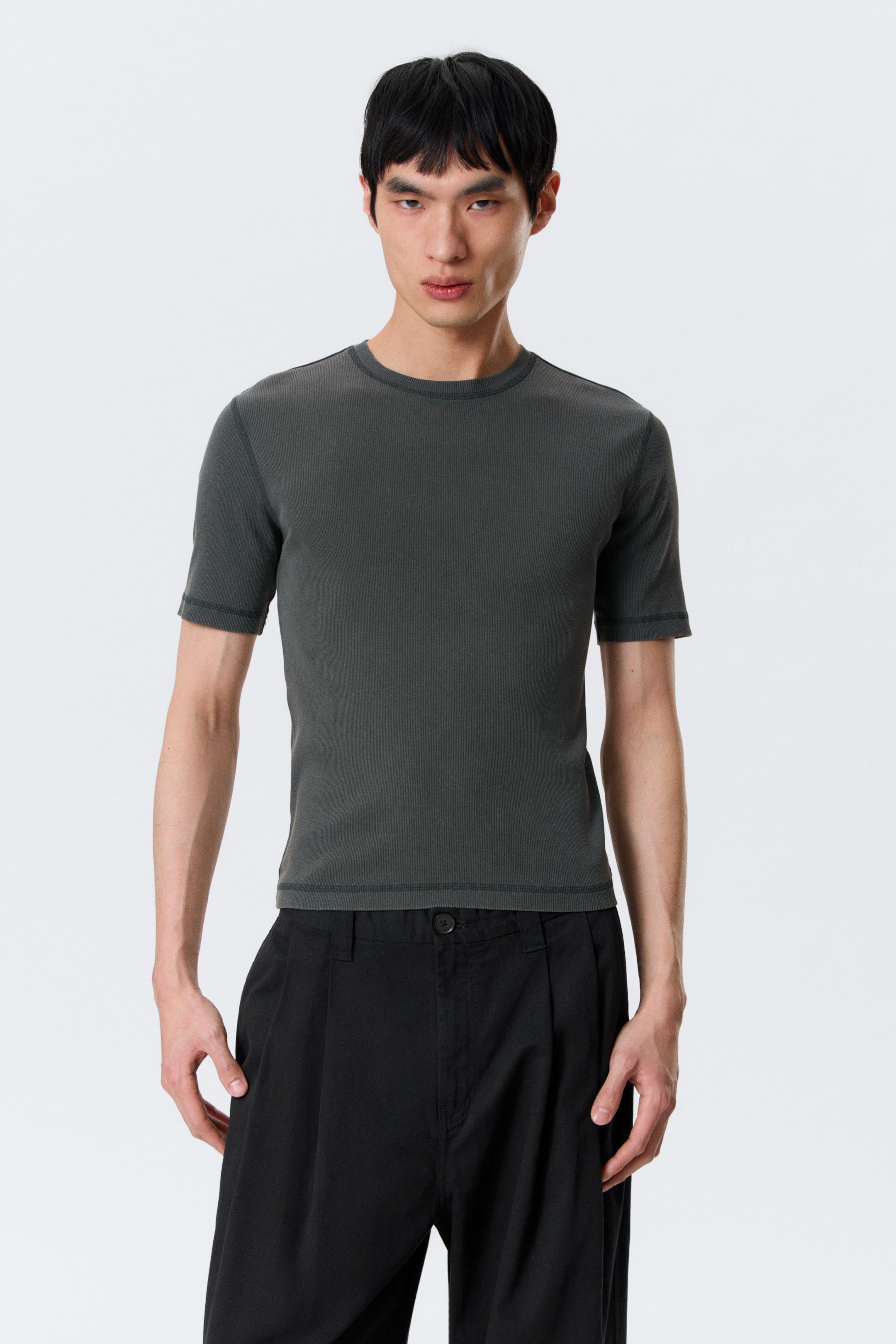 Gewaschenes Graubraun - Klassisches Slim-T-Shirt aus gerippter Baumwolle - 1