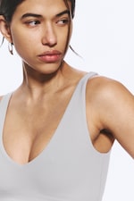 Grau - Kurzes Sporttop mit tiefem Ausschnitt - 2