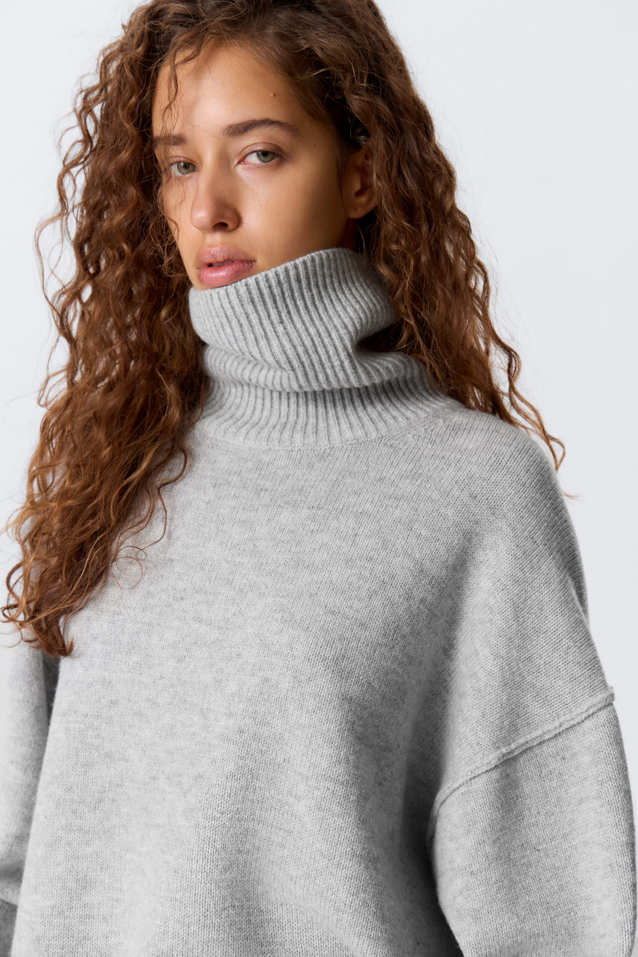 Gråmelerad - Oversized turtleneck i ull - 2