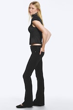 Rope Black – svart - AVA JEANS MED LAVT LIV, SMAL PASSFORM OG UTSVING - 2