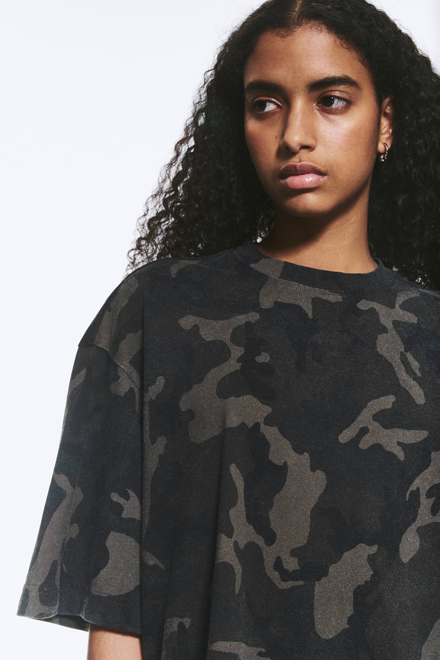 Oversized kortärmad t-shirt med tryck - Khakigrön - Camouflage - 4