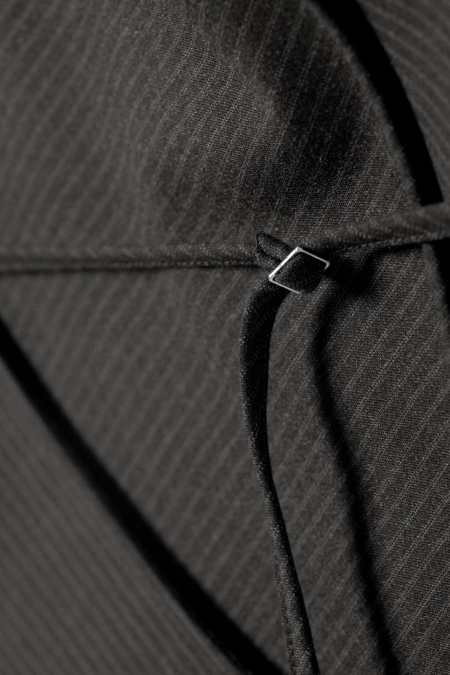 Sukienka midi z drapowanym wiązaniem - Ciemnoszary w paski/Czarny - 6