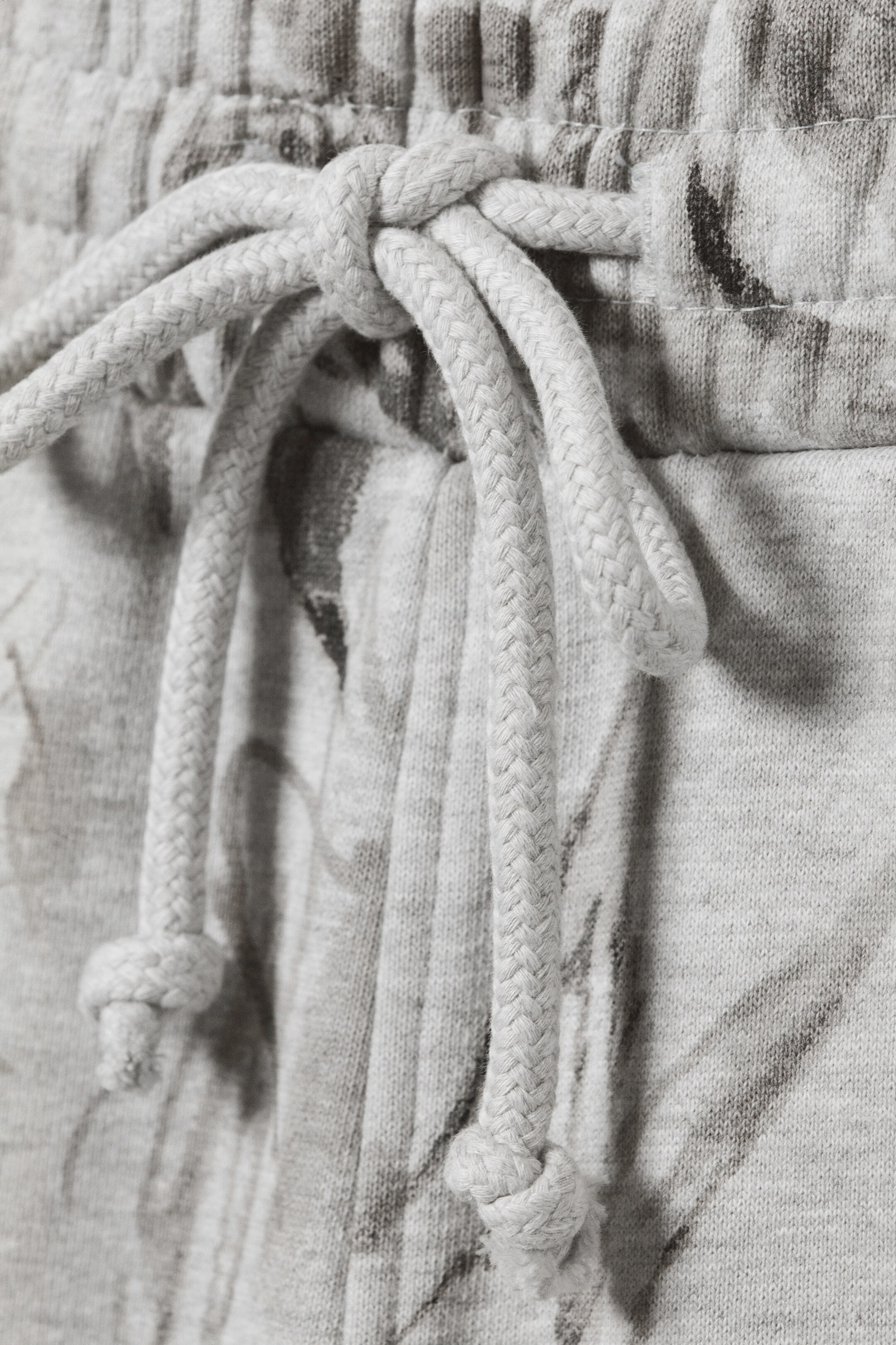 Ver imagen más grande: Pantalones de chándal de algodón de corte holgado - Grey Melange - Scribble Print - HOMBRE | H&M ES 5