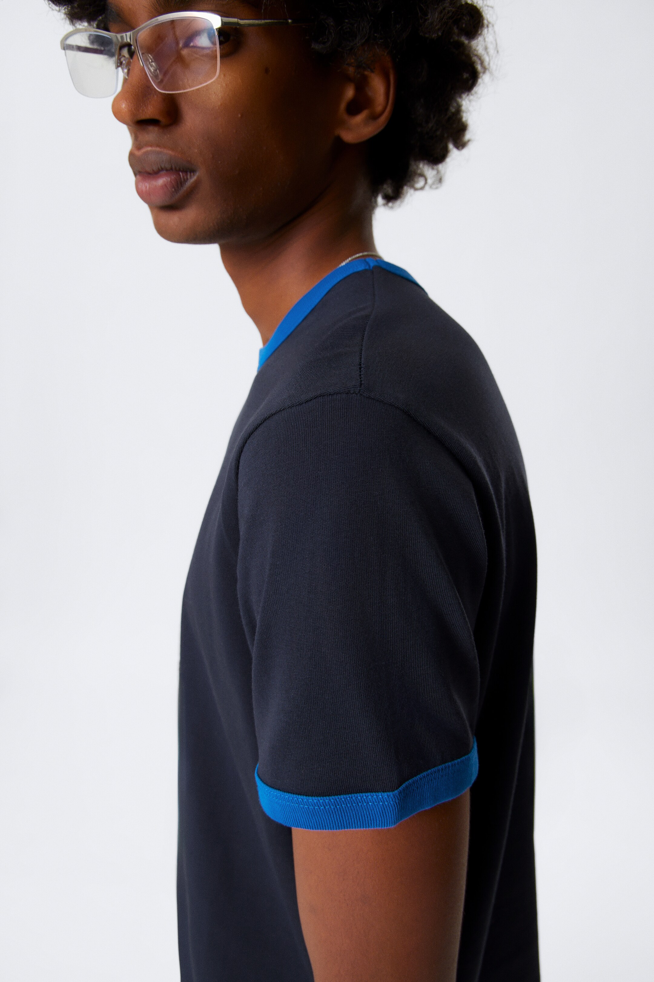 View larger image: Short-Sleeved Contrast Trim Cotton T-shirt - Dark Blue - Men | H&M GB 2