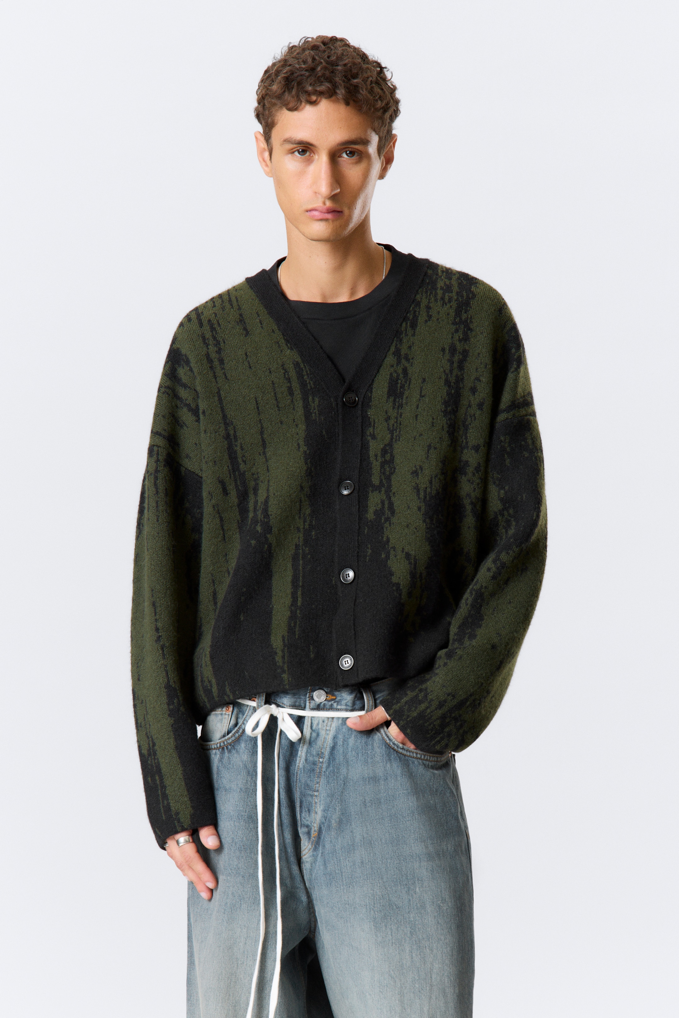 Vezi imaginea mai mare: Cardigan tricotat cu grafică, croială boxy - Negru/Verde Kaki Închis - BĂRBAŢI | H&M RO 1
