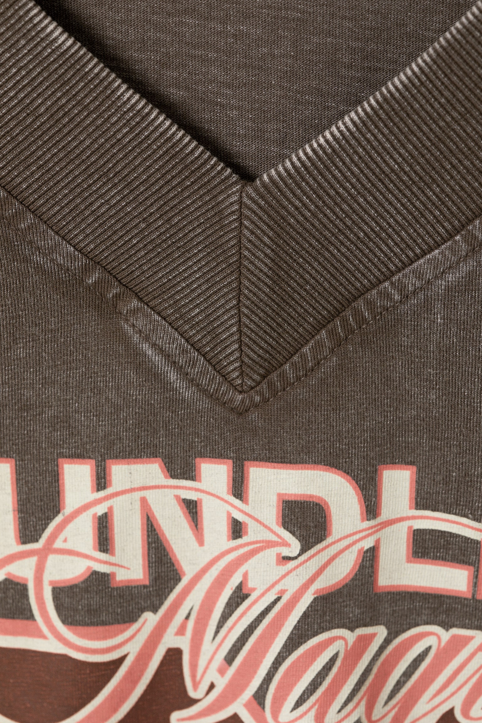 T-Shirt mit V-Ausschnitt und Grafik - Vintage-Braun - Boundless Magic/Schwarz - 4