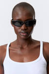 【WEEKDAY】新作♪ SLIDE SUNGLASSES【関税送料込】 slide curved frame unisex sunglasses - Black | Weekday WW