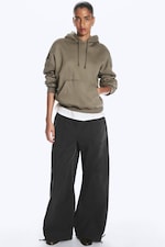 Gedeckter warmer Grauton - Hoodie mit Standard Fit - 1