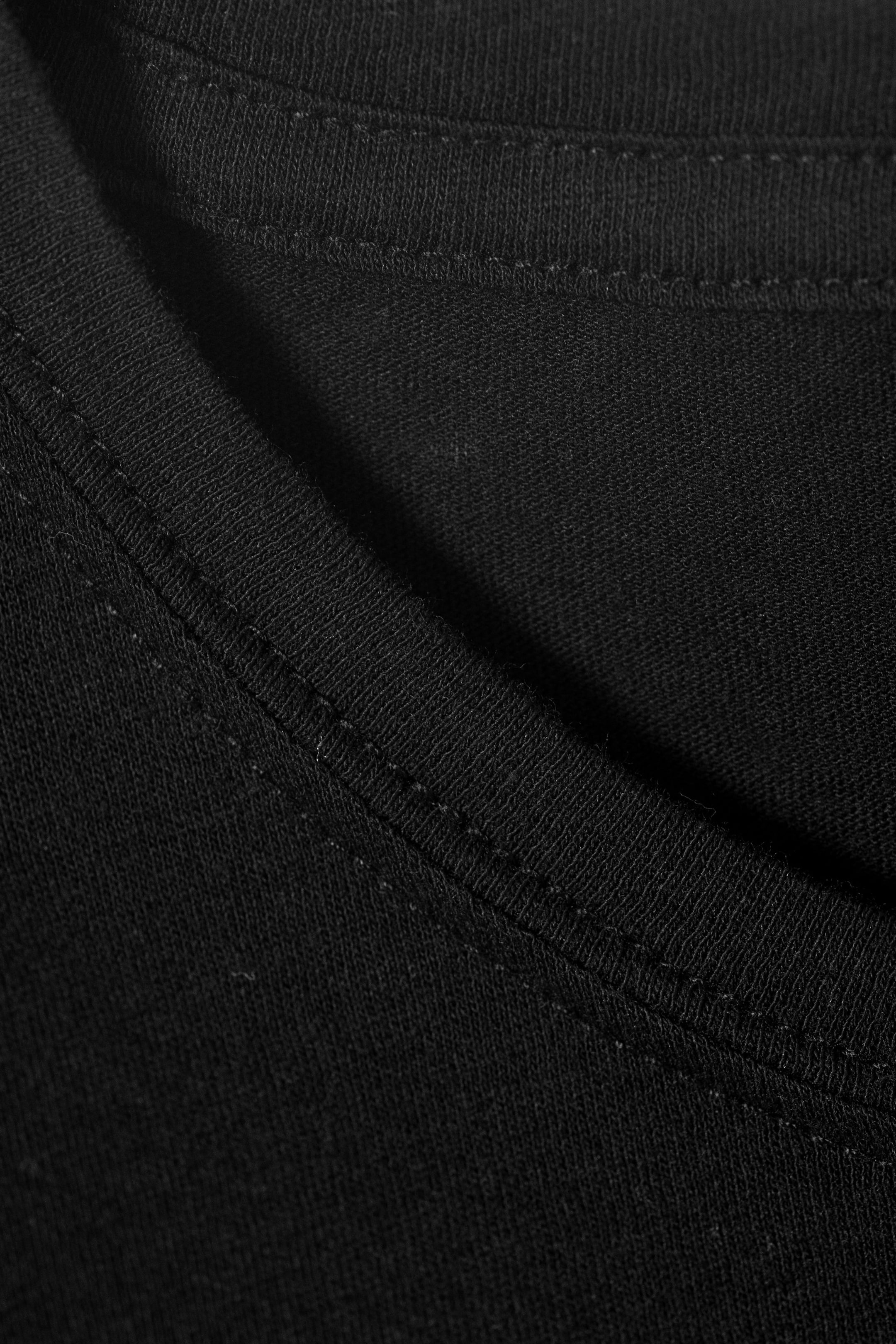Schwarz - Körpernahes T-Shirt - 1