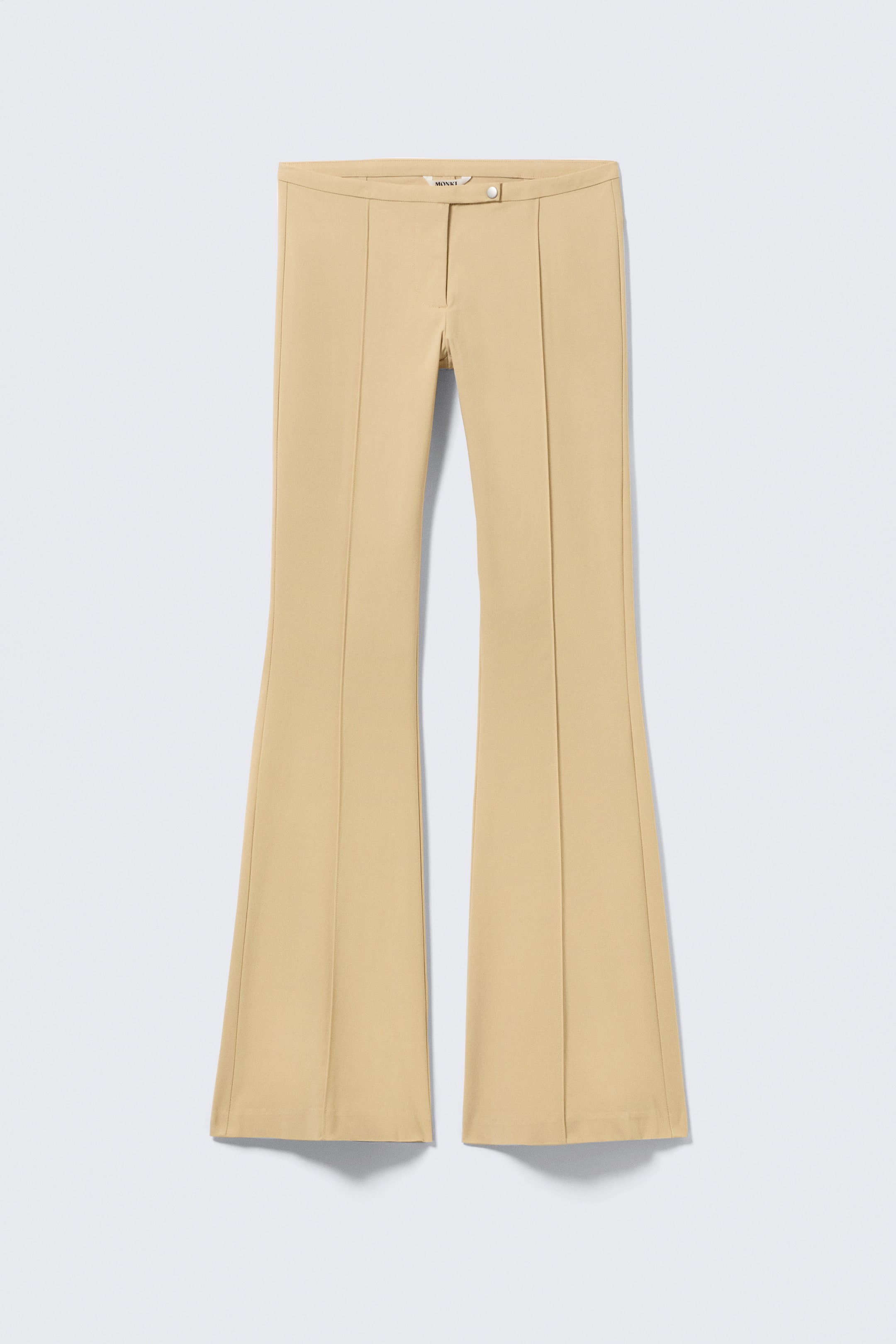 Agrandir l'image: Pantalon évasé beige présenté de face, avec une ceinture plate dotée d'une fermeture à bouton unique. Des lignes de couture verticales descendent au centre de chaque jambe, tandis que le pantalon s'évase à partir du genou.