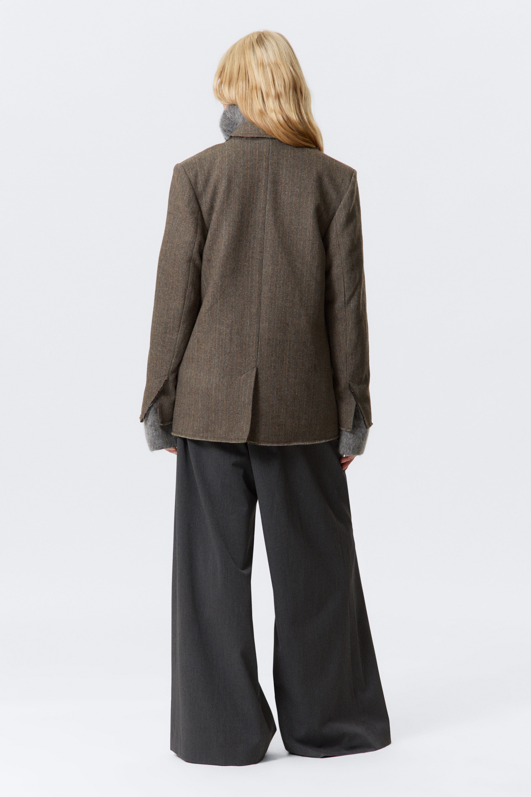 Graubraun mit Fischgratmuster - Lockerer Blazer aus Wollmix mit Fischgrätenmuster - 4