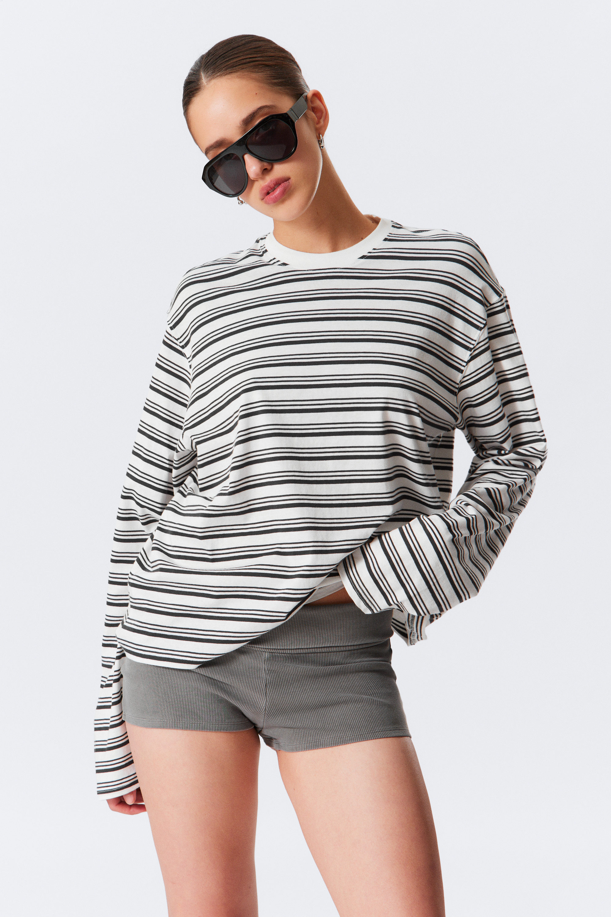 Schwarz & Weiß gestreift - Gestreiftes Longsleeve mit Boxy Fit - 1
