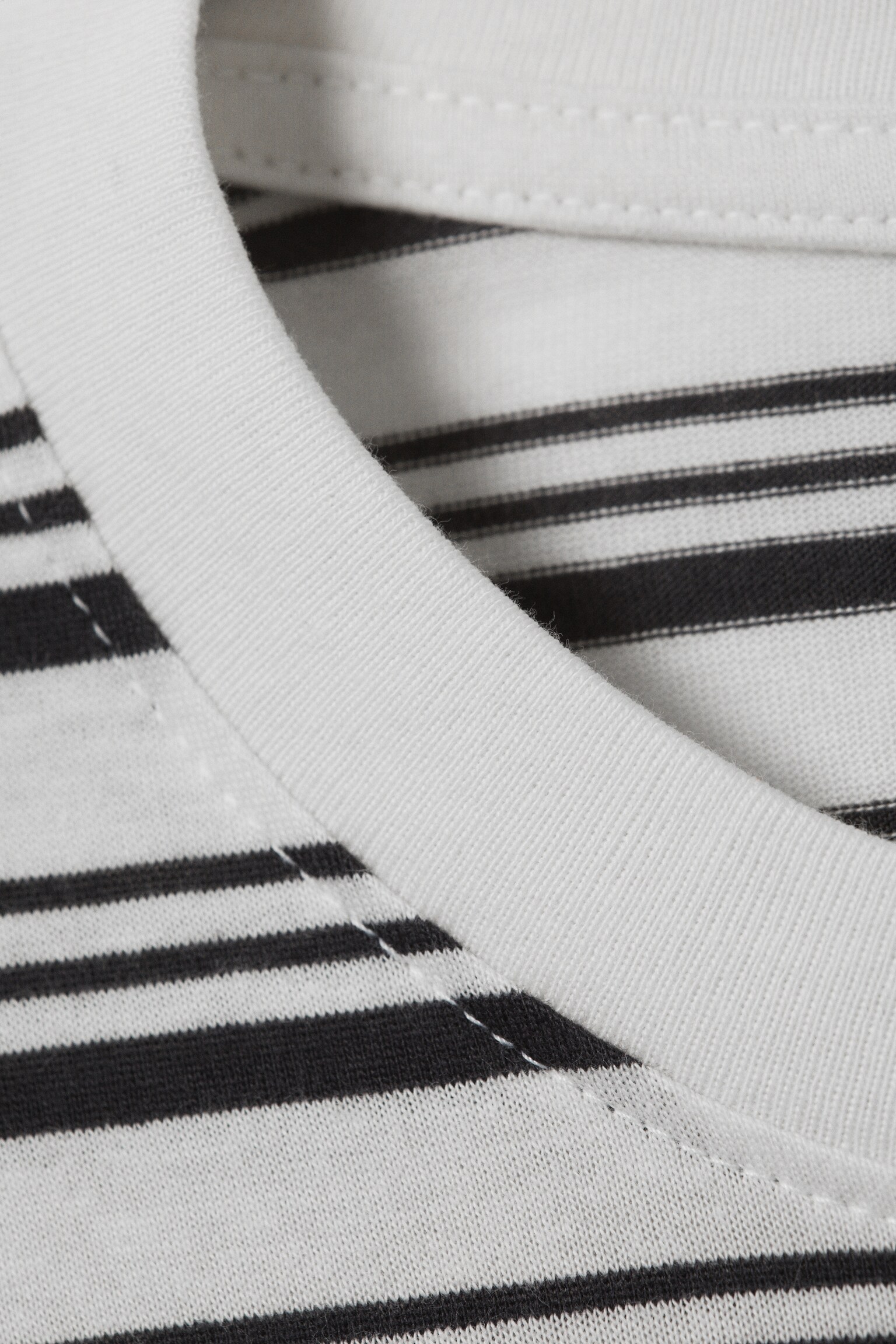 Boxy Fit Long-Sleeved Striped T-shirt - Black & White Stripes - 3