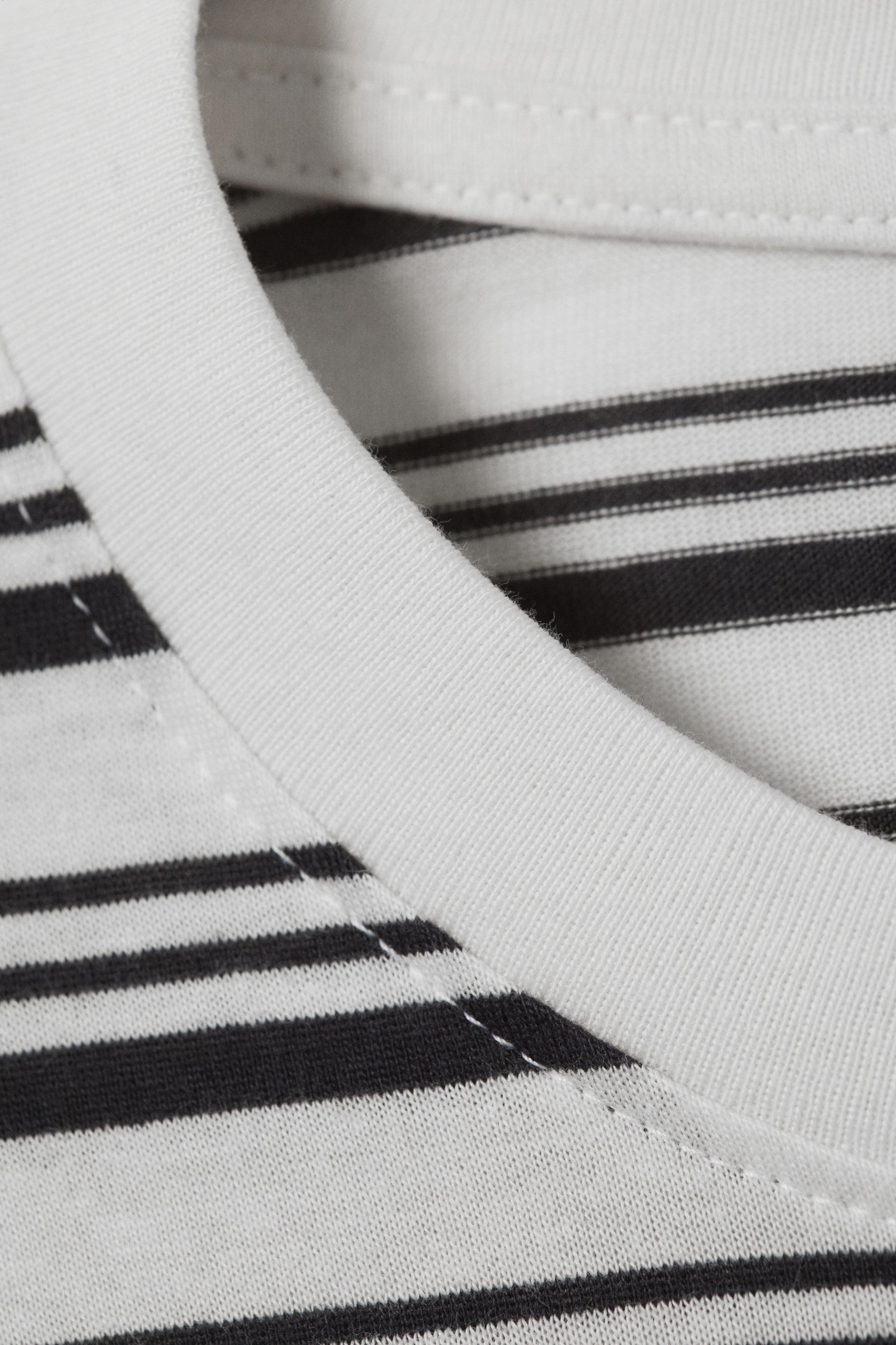 Black & White Stripes - Boxy Fit Long-Sleeved Striped T-shirt - 2