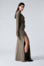 Donker taupe met wassing - Gedrapeerde maxi-jurk met lange mouwen en split - 2