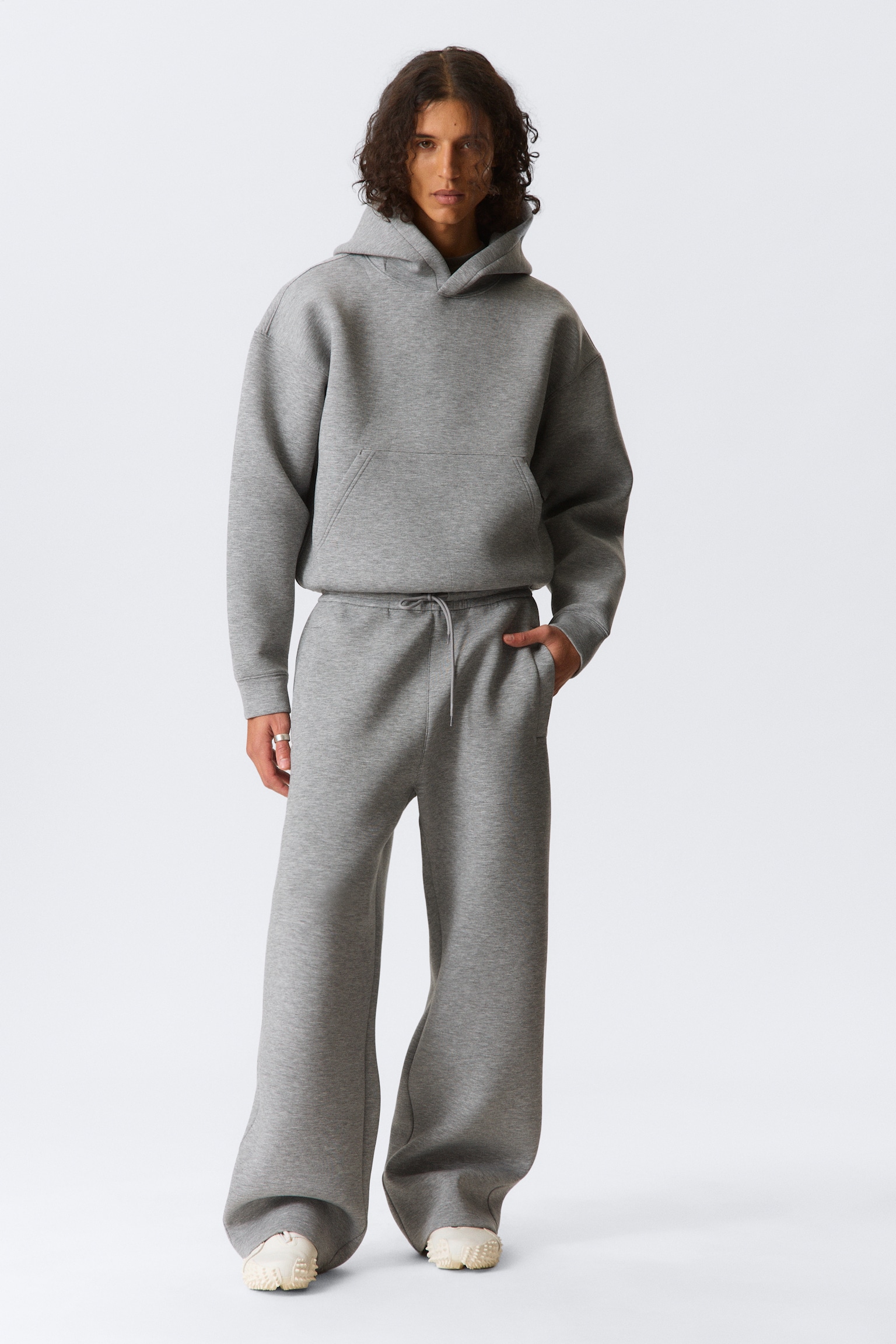 Pantaloni da tuta in scuba con vestibilità loose - Grigio mélange/Blu navy scuro/Nero/Marrone scuro