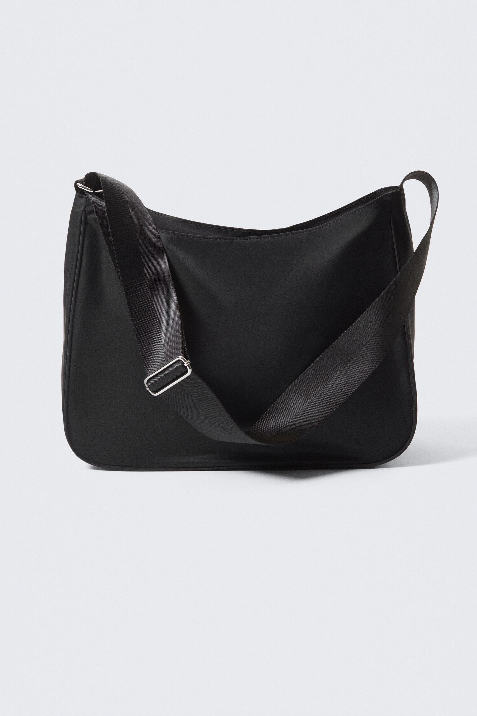 Medium axelremsväska i nylon-twill - Svart/Mörkröd - 2
