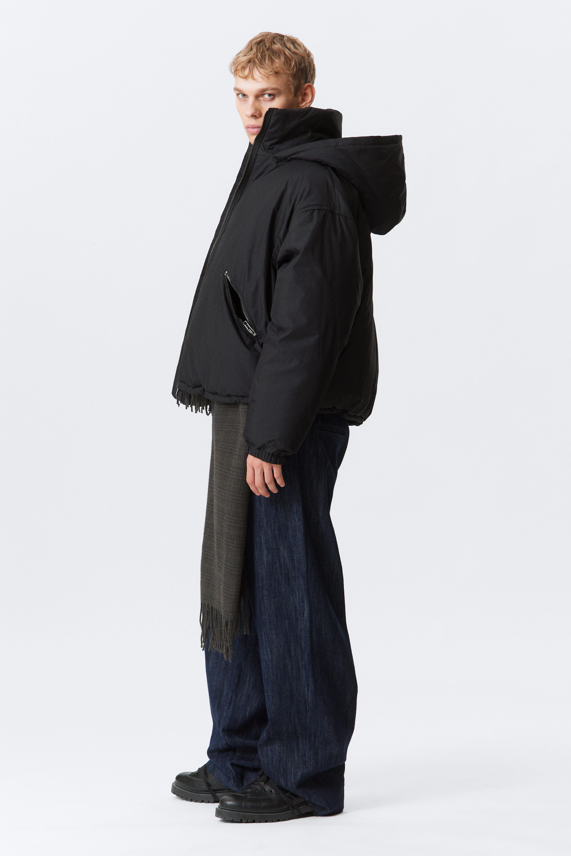 Schwarz - Gefütterte Daunenjacke mit Kapuze - 5