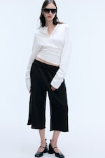 Weiß - Figurbetontes Henley-Shirt mit drapierten Ärmeln - 1