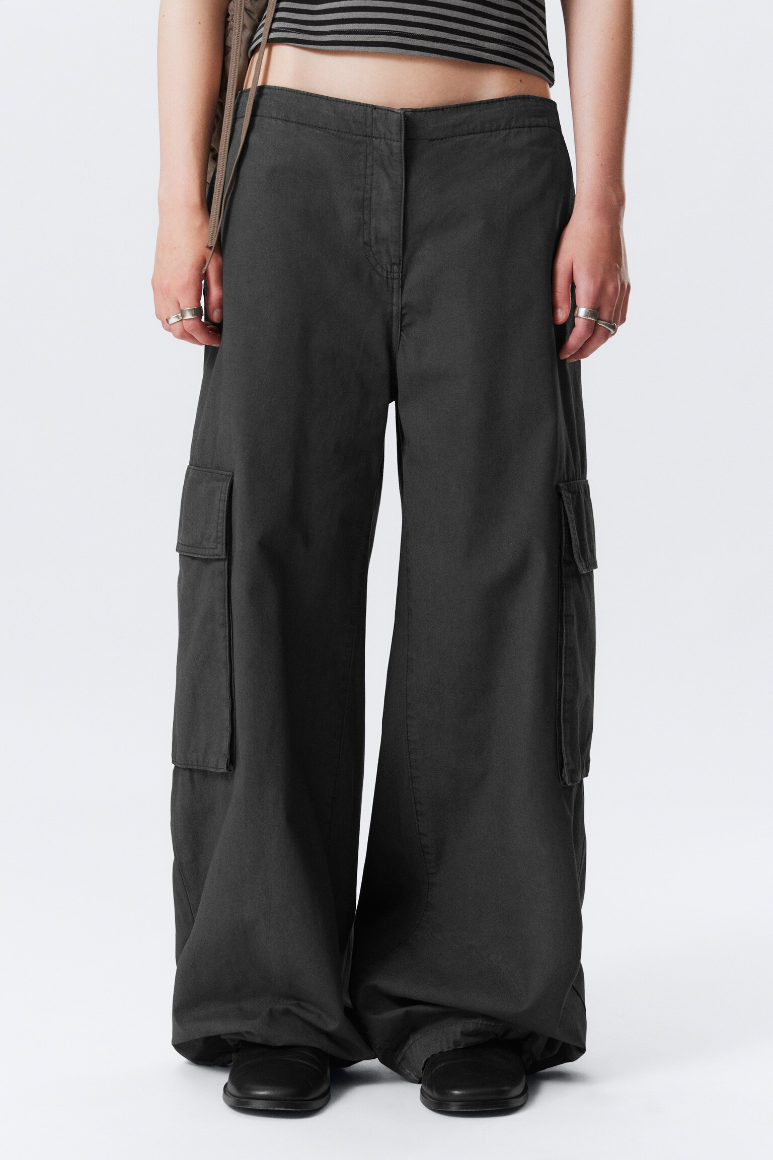 Low Rise Wide Leg Cargo Trousers - Dark Grey/Dark Khaki - 4