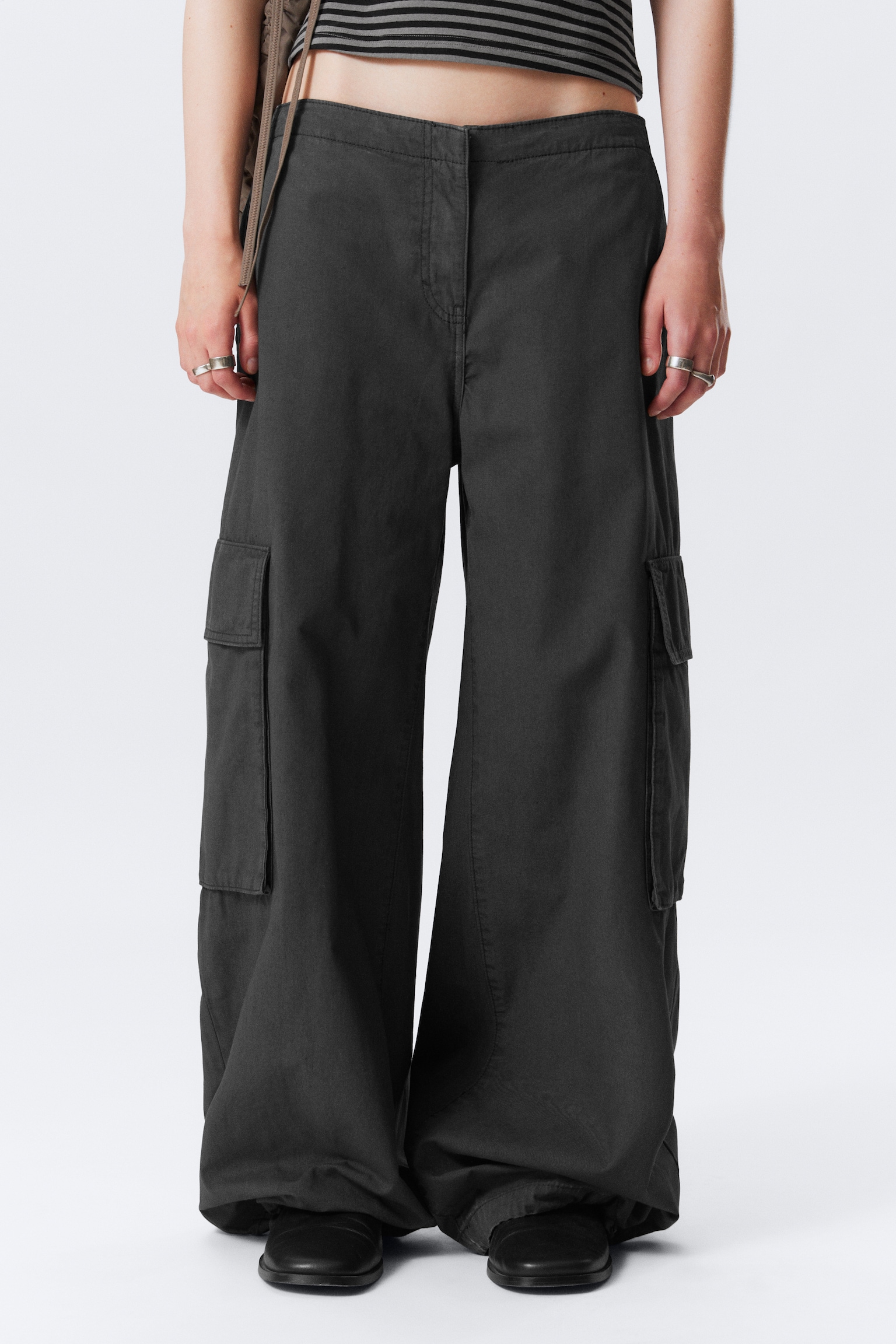 Low Rise Wide Leg Cargo Trousers - Dark Grey/Dark Khaki - 4