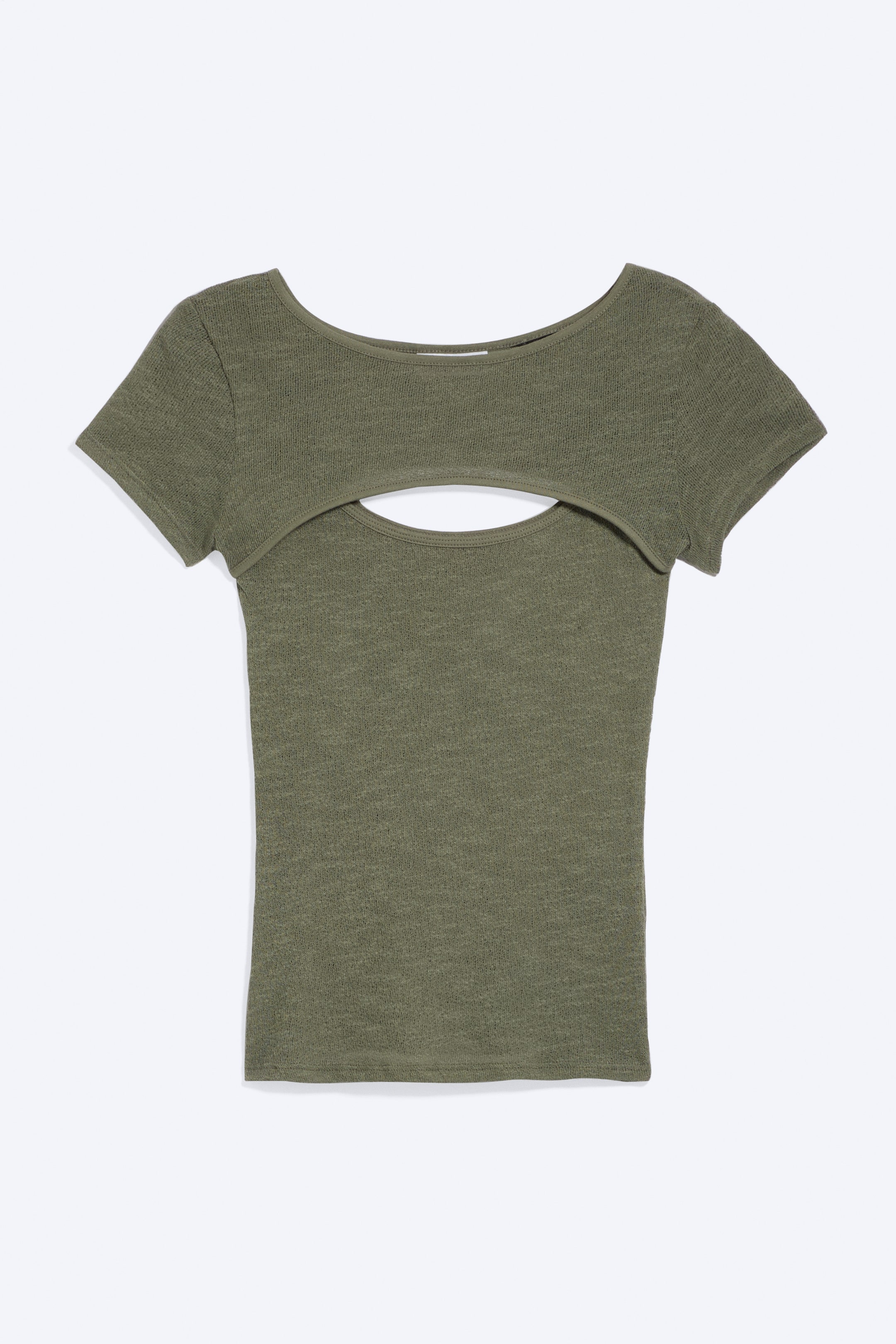 Se større billede: Lag-på-lag To-delt Bolero Top præsenterer et tætsiddende, olivengrønt design fra forsiden, med en kortærmet bolero-stil top med en bred halsudskæring, der lagrer over en matchende kortærmet basistop, hvilket skaber en vandret udskæring over den øvre torso.